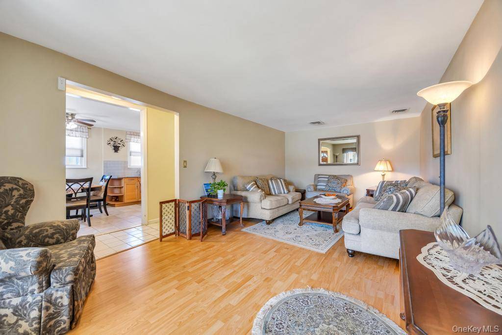 Casa de 4 Dormitorios en Venta en East Meadow - Nueva York - EE. UU. - 7