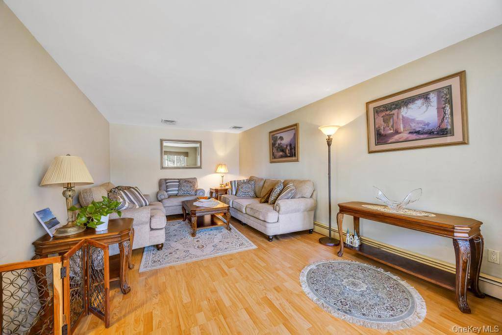 Casa de 4 Dormitorios en Venta en East Meadow - Nueva York - EE. UU. - 8