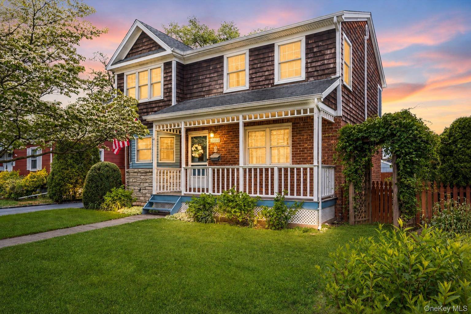 Casa de 4 Dormitorios en Venta en East Meadow - Nueva York - EE. UU. - 1