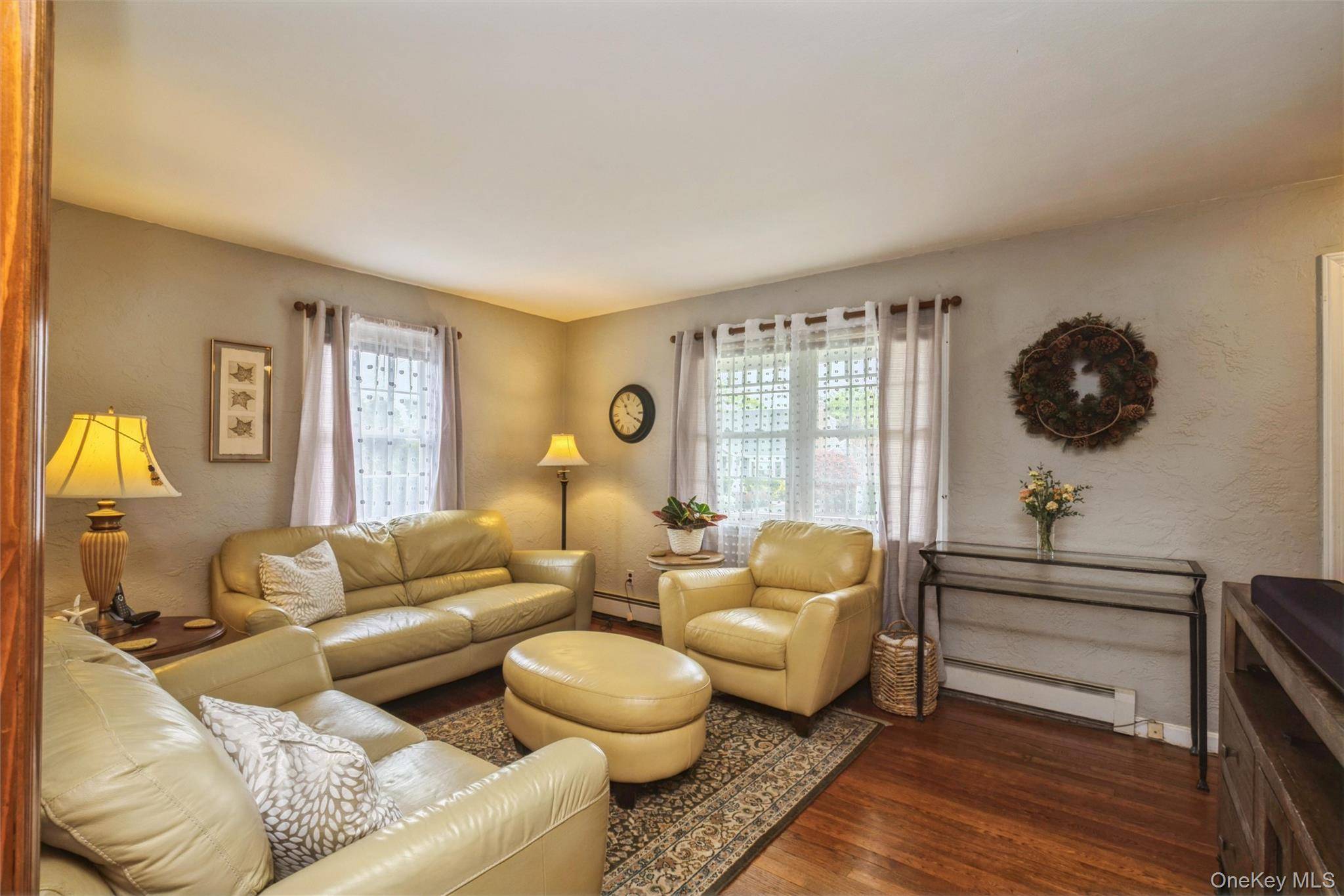Casa de 4 Dormitorios en Venta en East Meadow - Nueva York - EE. UU. - 3