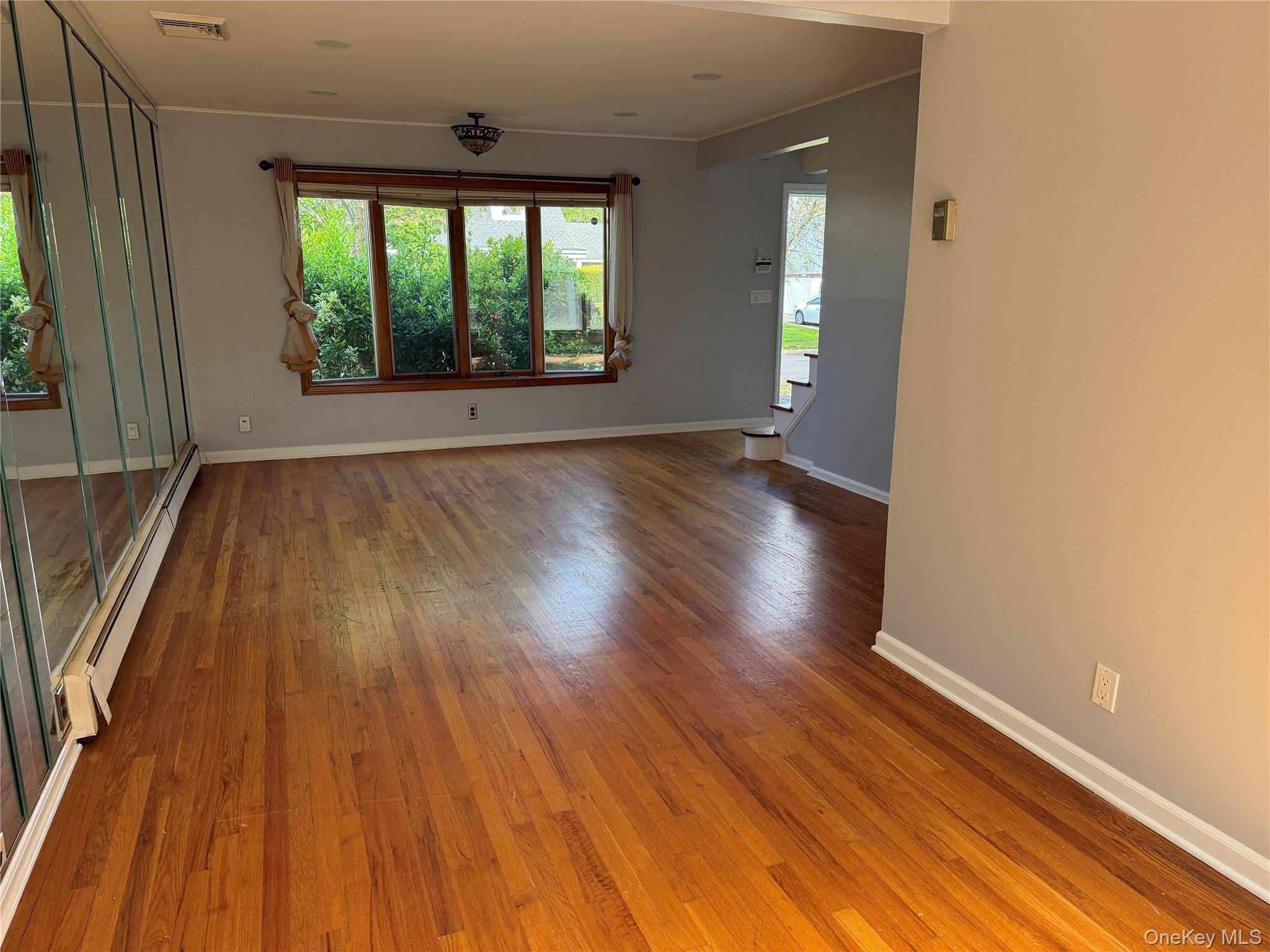4 Bedroom Home for Sale in East Meadow - New York - USA - 7