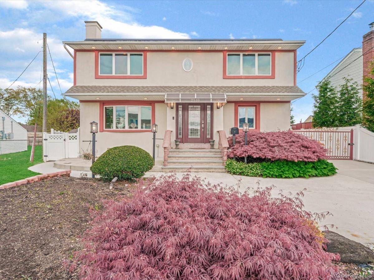 Casa de 4 Dormitorios en Venta en East Meadow - Nueva York - EE. UU. - 1