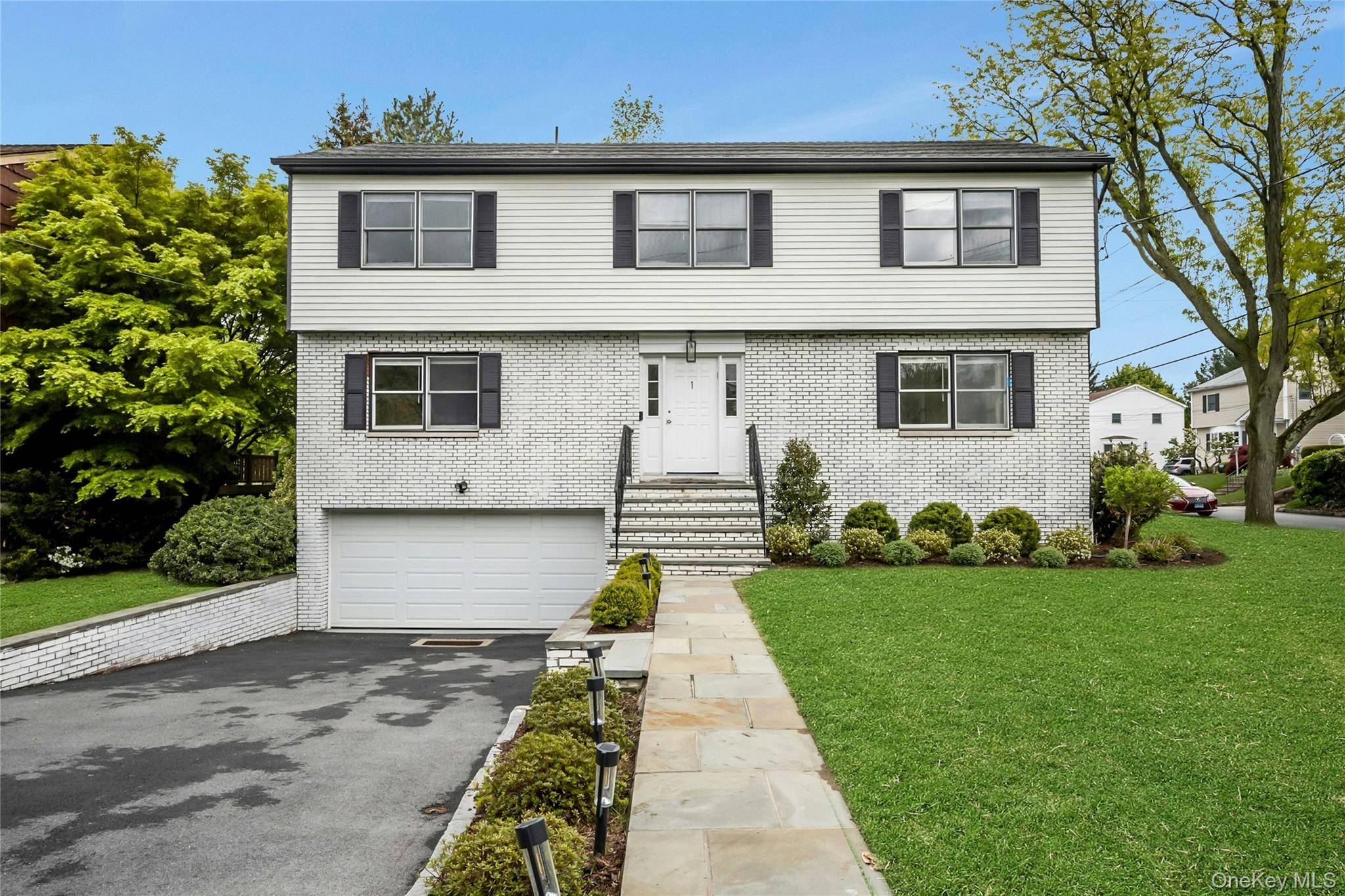Casa de 4 Dormitorios en Venta en Eastchester - Nueva York - EE. UU. - 1