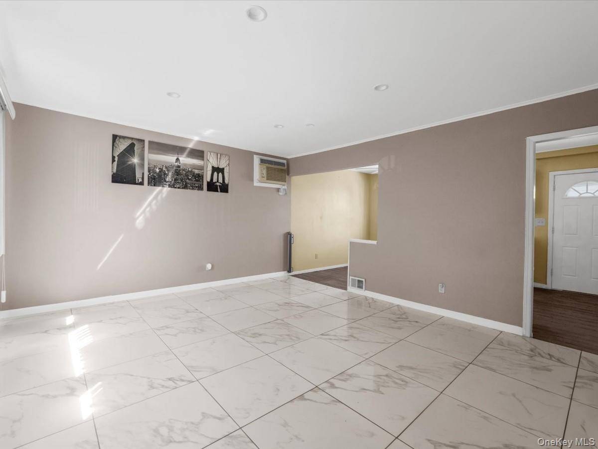 Casa com 4 Quartos à Venda em Elmont - Nova Iorque - EUA - 3