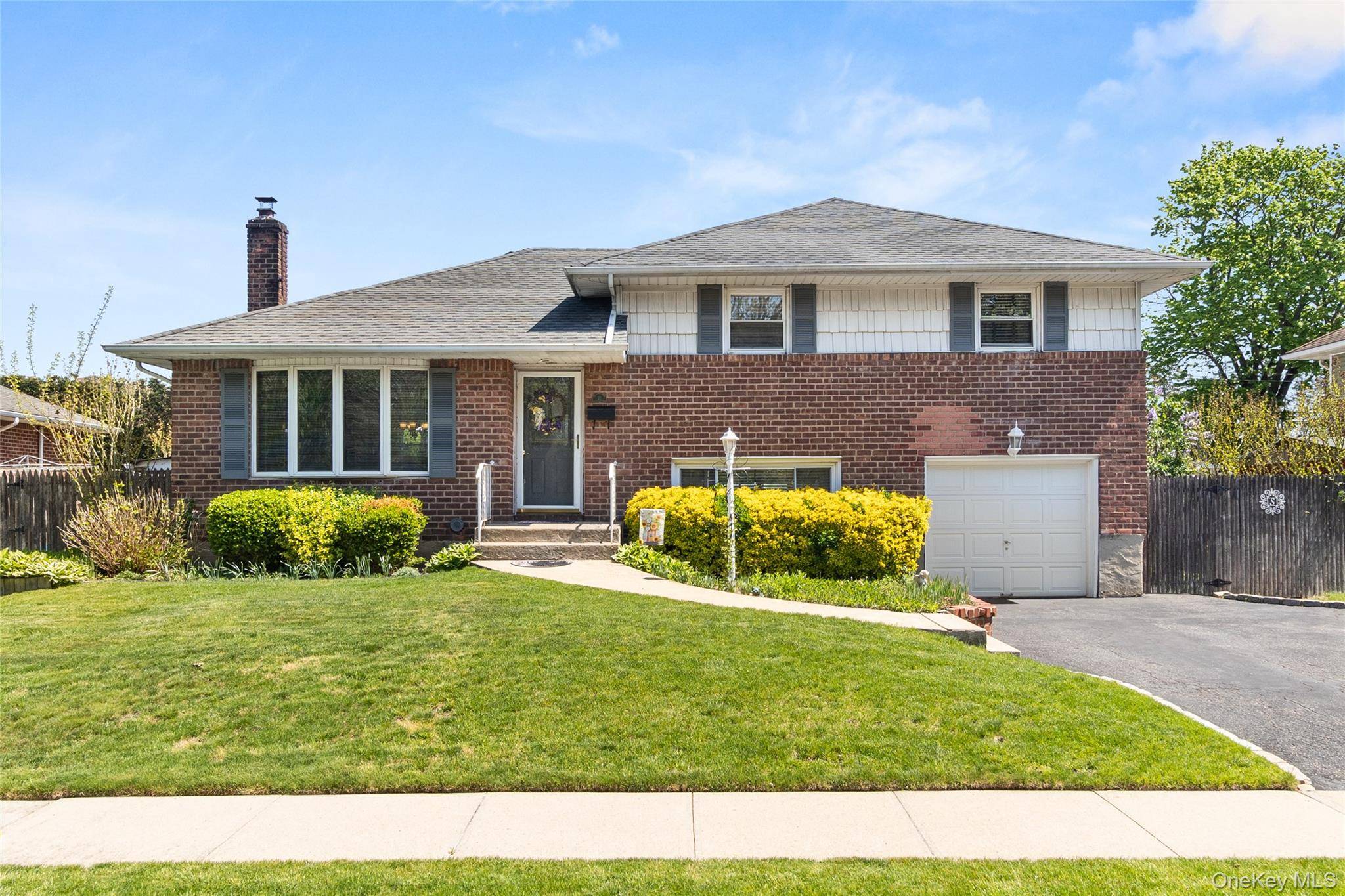 4 Bedroom Home for Sale in Farmingdale - New York - USA - 1