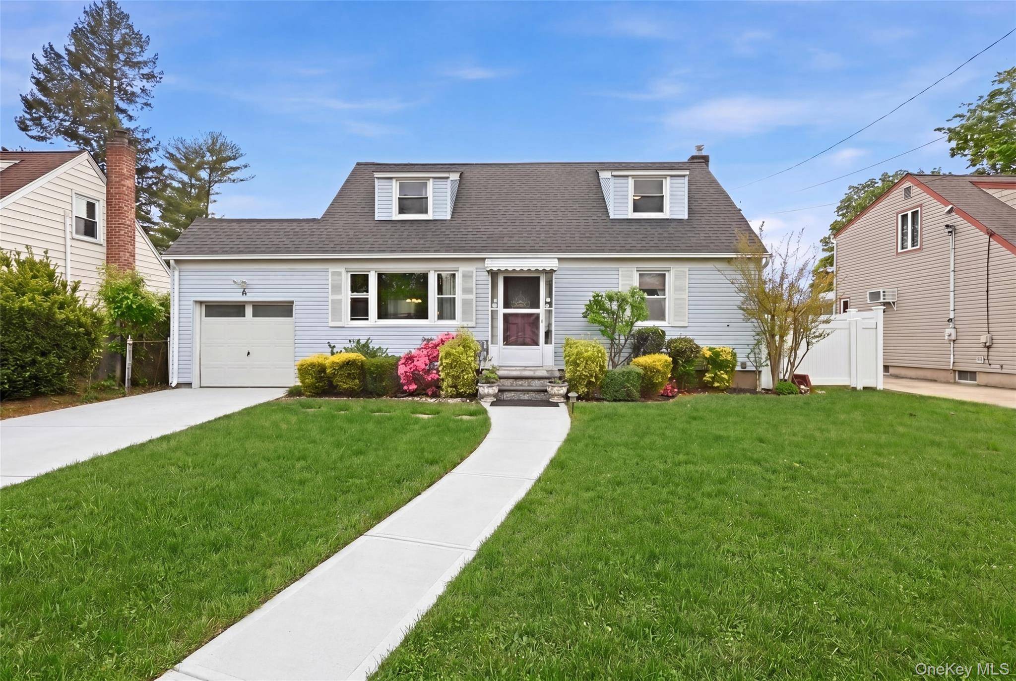 Casa de 4 Dormitorios en Venta en Farmingdale - Nueva York - EE. UU. - 1