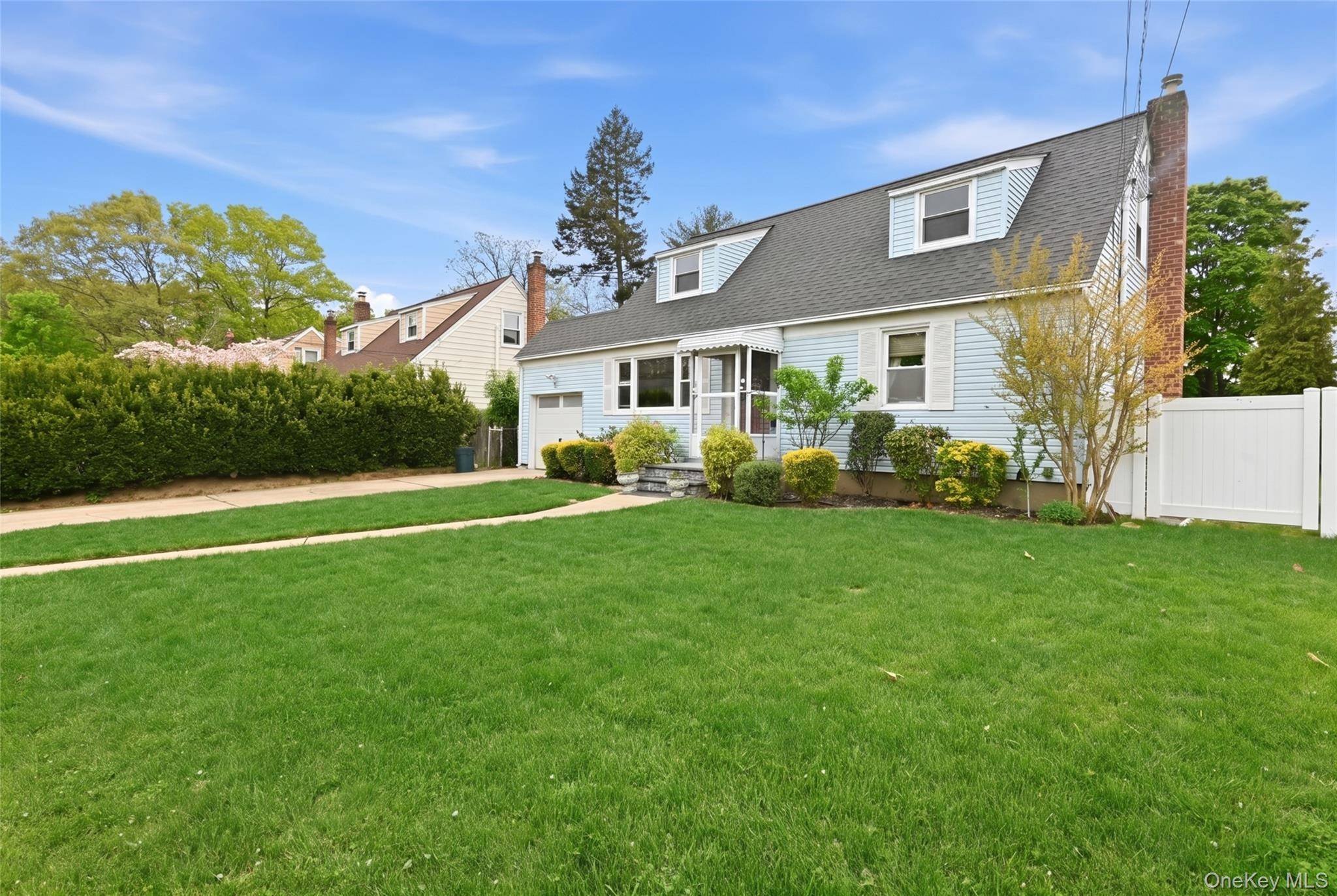 Casa de 4 Dormitorios en Venta en Farmingdale - Nueva York - EE. UU. - 3