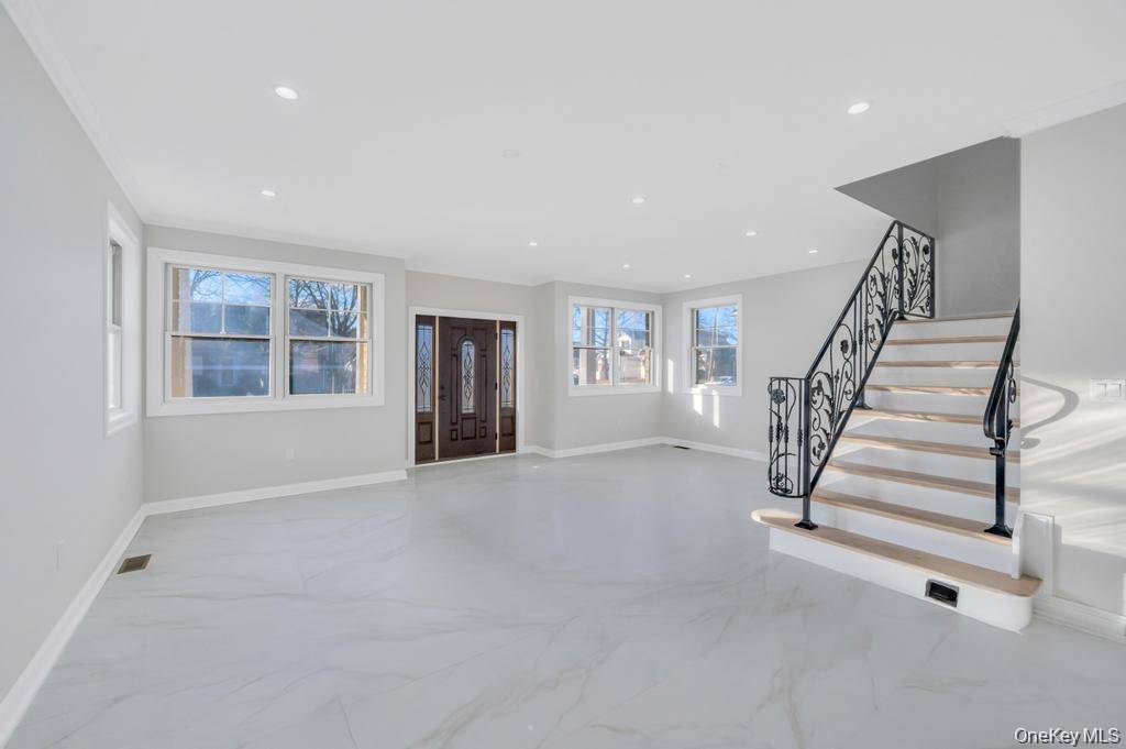 Casa de 4 Dormitorios en Venta en Floral Park - Nueva York - EE. UU. - 2