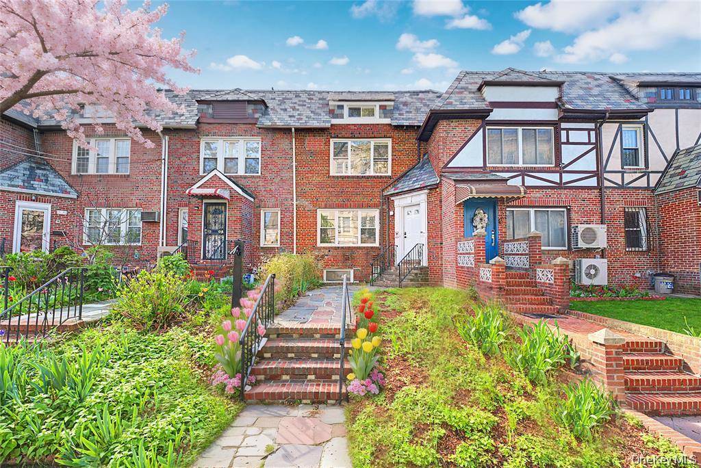 Casa de 4 Dormitorios en Venta en Forest Hills - Nueva York - EE. UU. - 1
