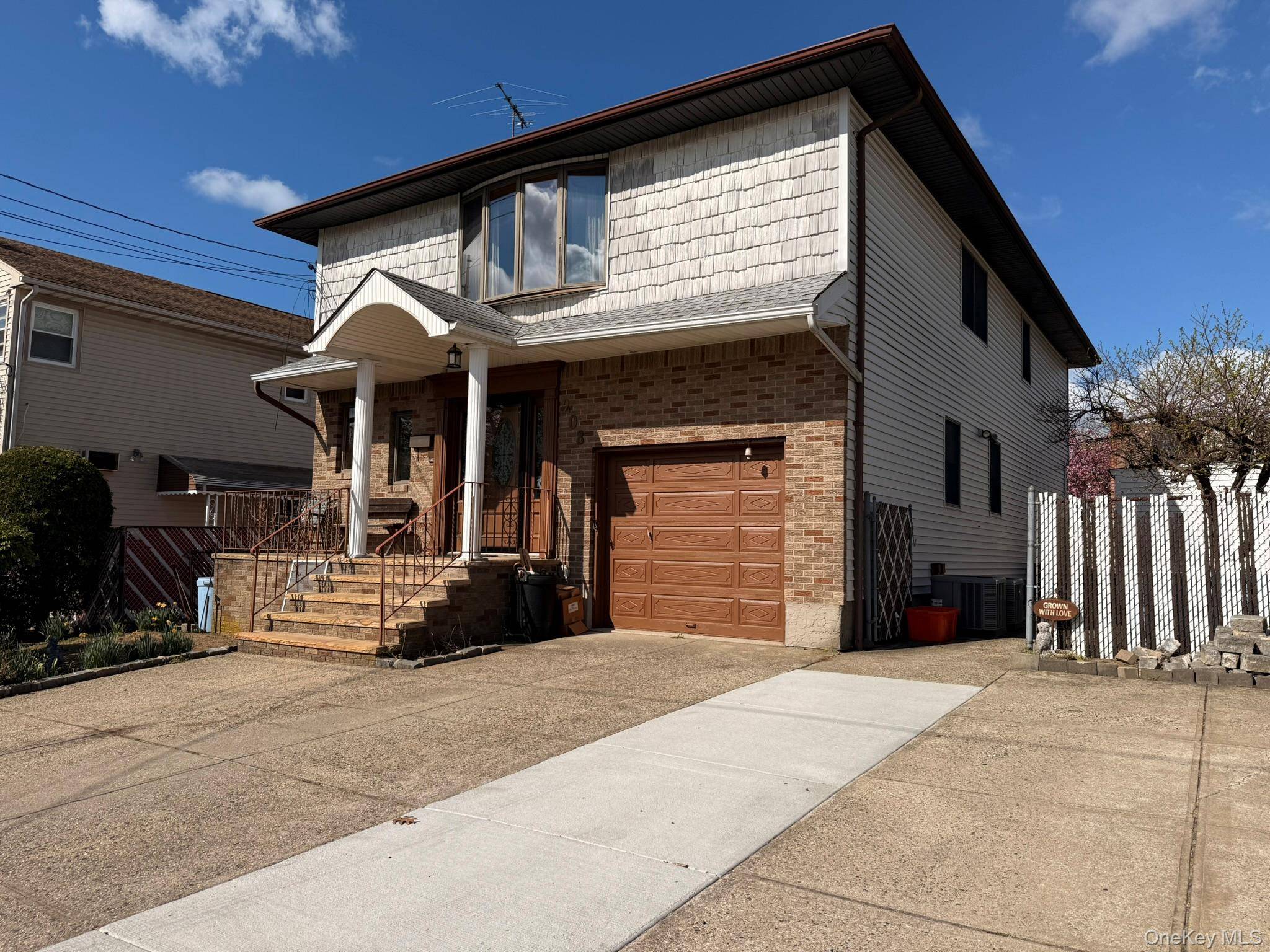 4 Bedroom Home for Sale in Franklin Square - New York - USA - 2