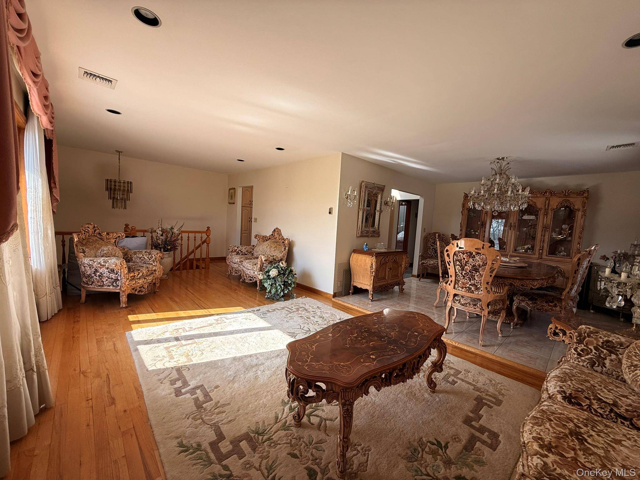 4 Bedroom Home for Sale in Franklin Square - New York - USA - 3
