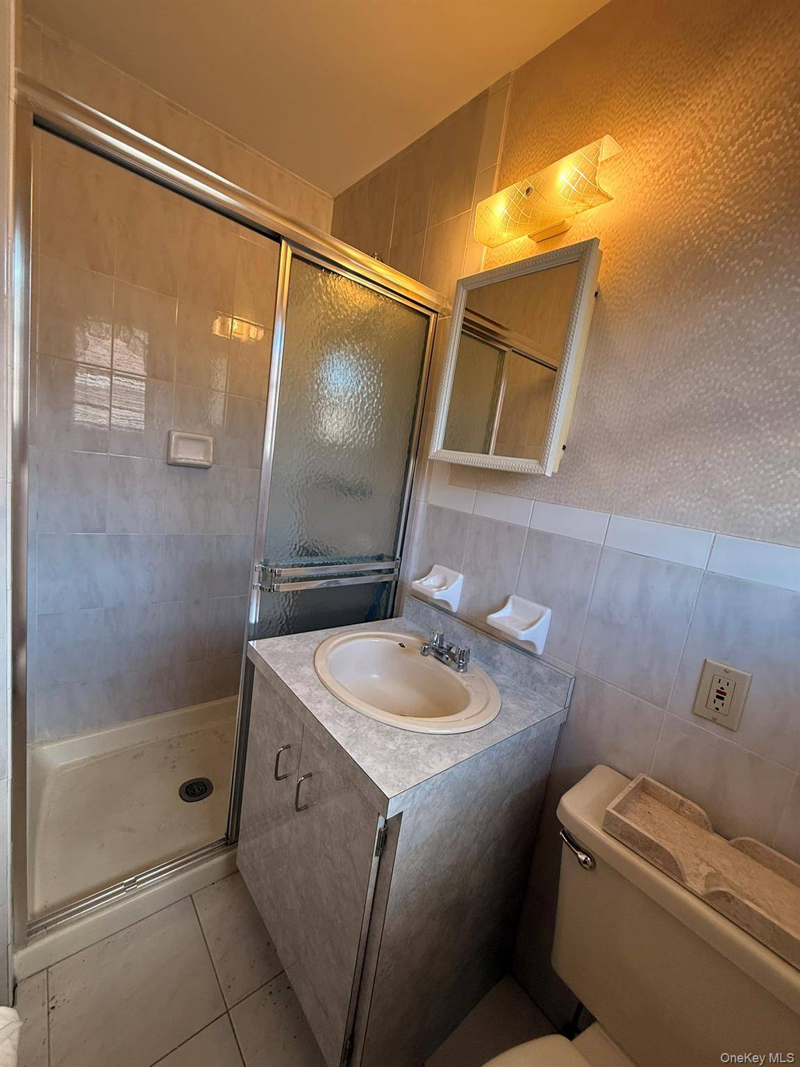 4 Bedroom Home for Sale in Franklin Square - New York - USA - 7