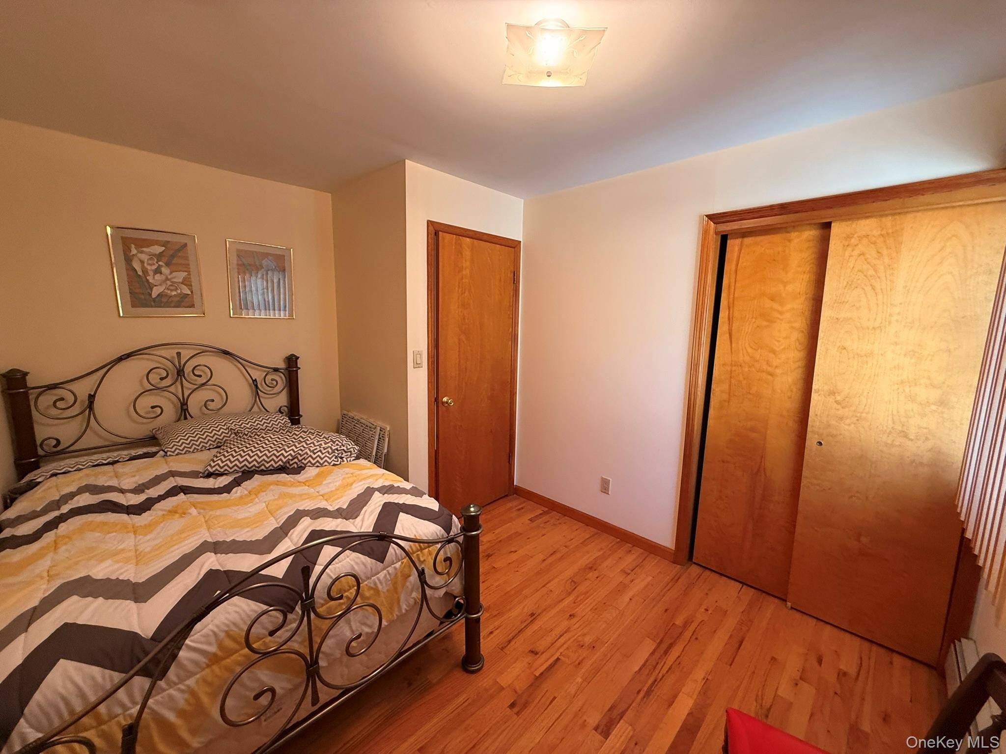 4 Bedroom Home for Sale in Franklin Square - New York - USA - 8