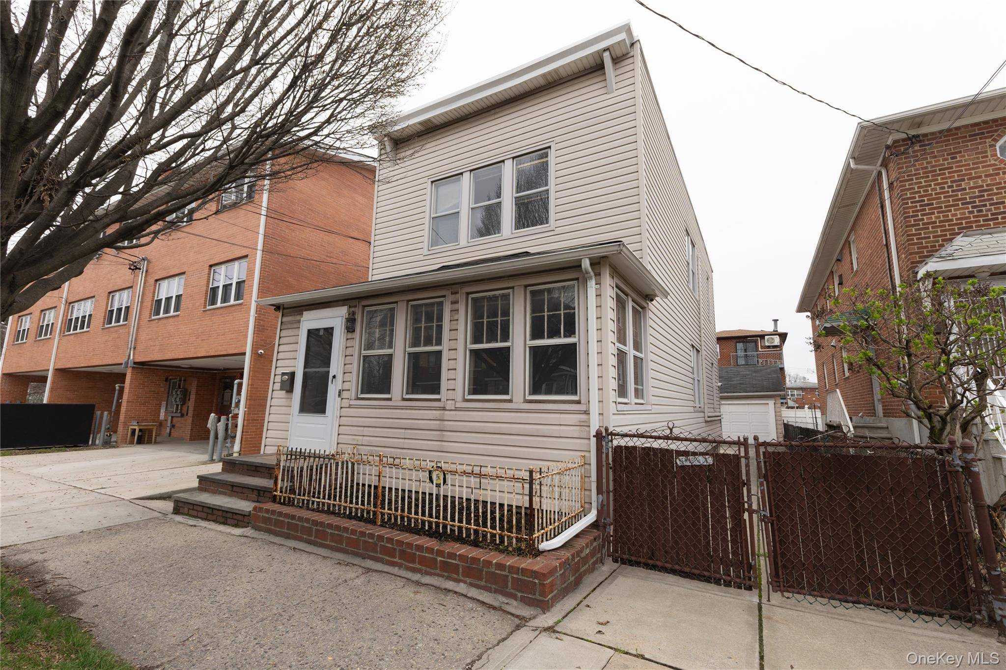 Casa com 4 Quartos à Venda em Fresh Meadows - Nova Iorque - EUA - 2