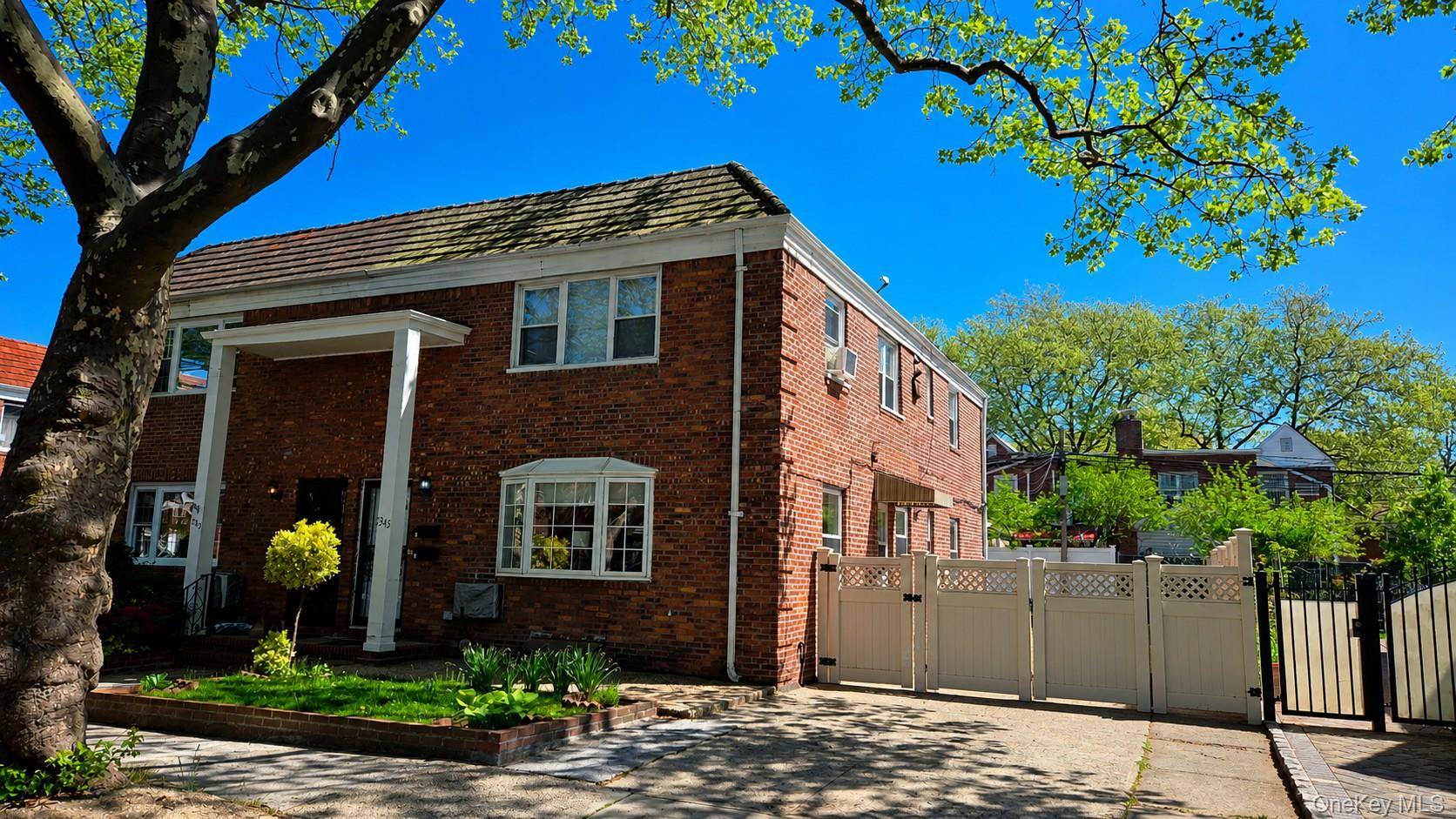 Casa com 4 Quartos à Venda em Fresh Meadows - Nova Iorque - EUA - 1