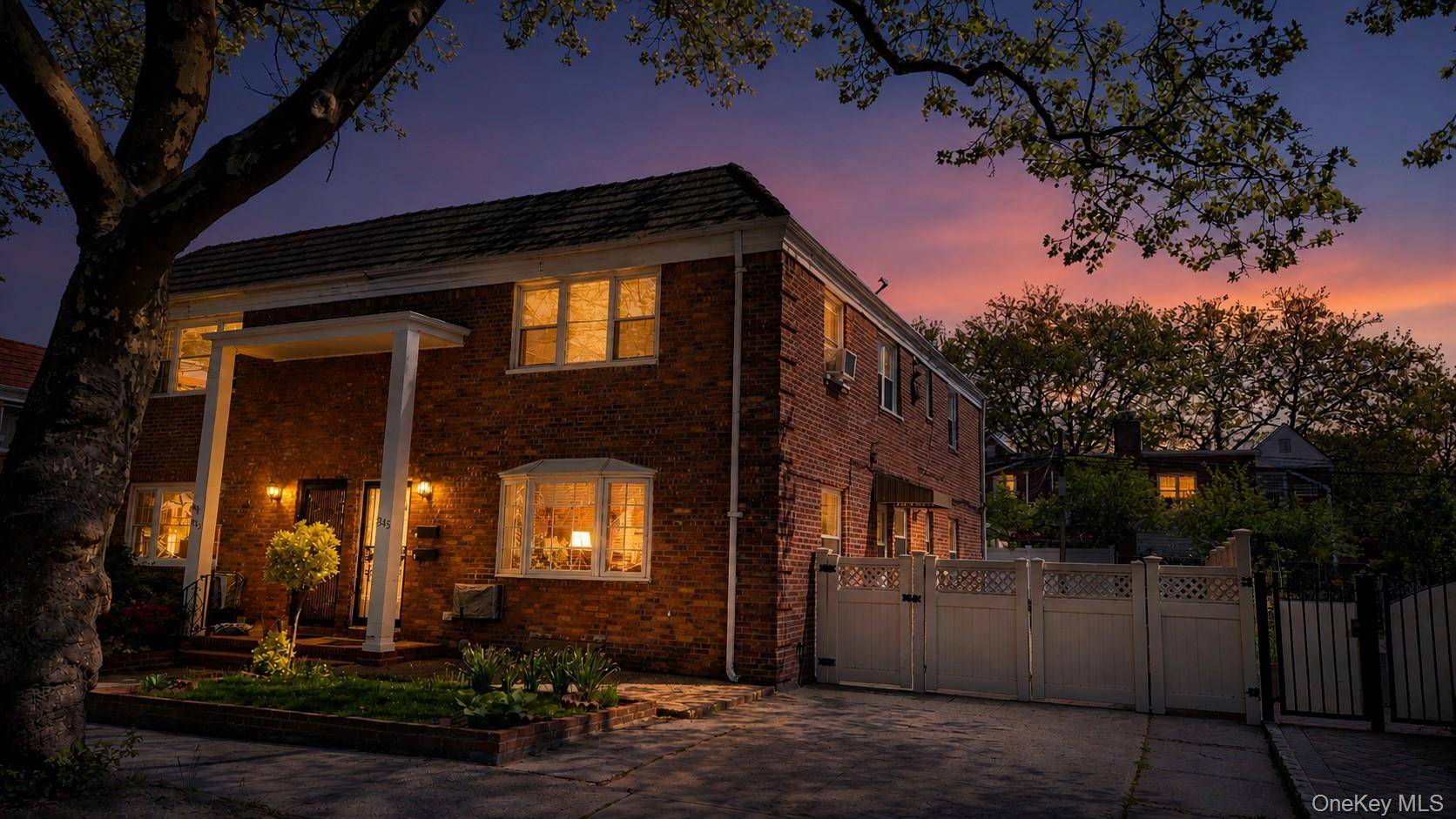 Casa com 4 Quartos à Venda em Fresh Meadows - Nova Iorque - EUA - 2