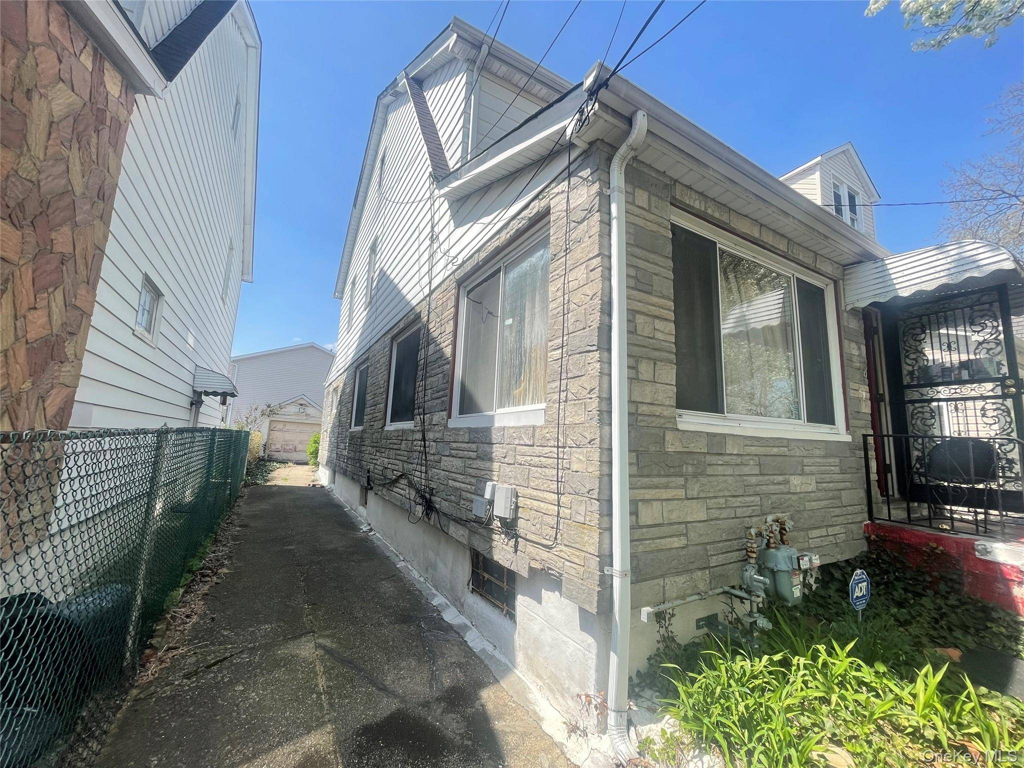 Casa com 4 Quartos à Venda em Fresh Meadows - Nova Iorque - EUA - 2