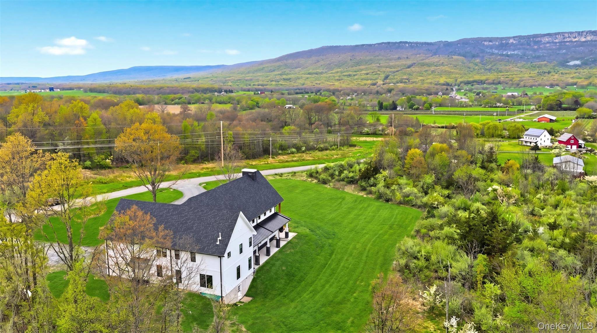 4 Bedroom Home for Sale in Gardiner - New York - USA - 7