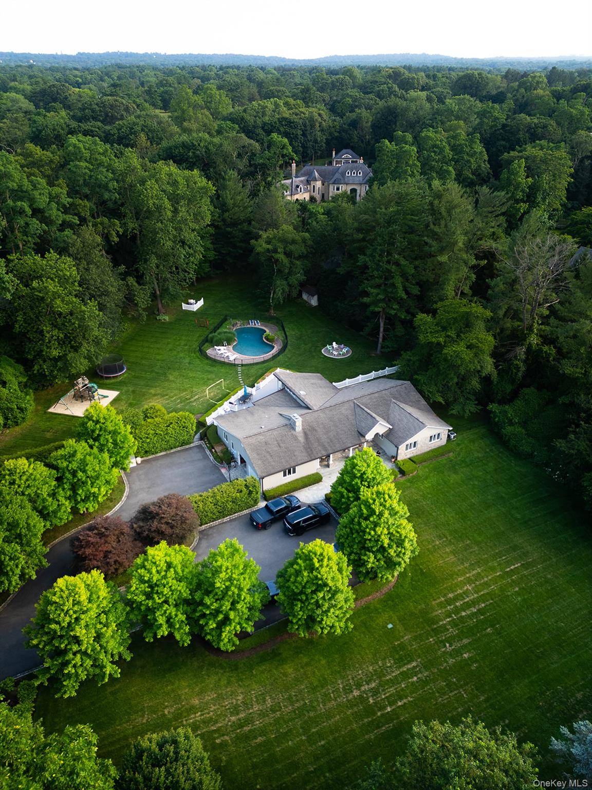 Casa de 4 Dormitorios en Venta en Glen Head, Nueva York, EE. UU. - 1