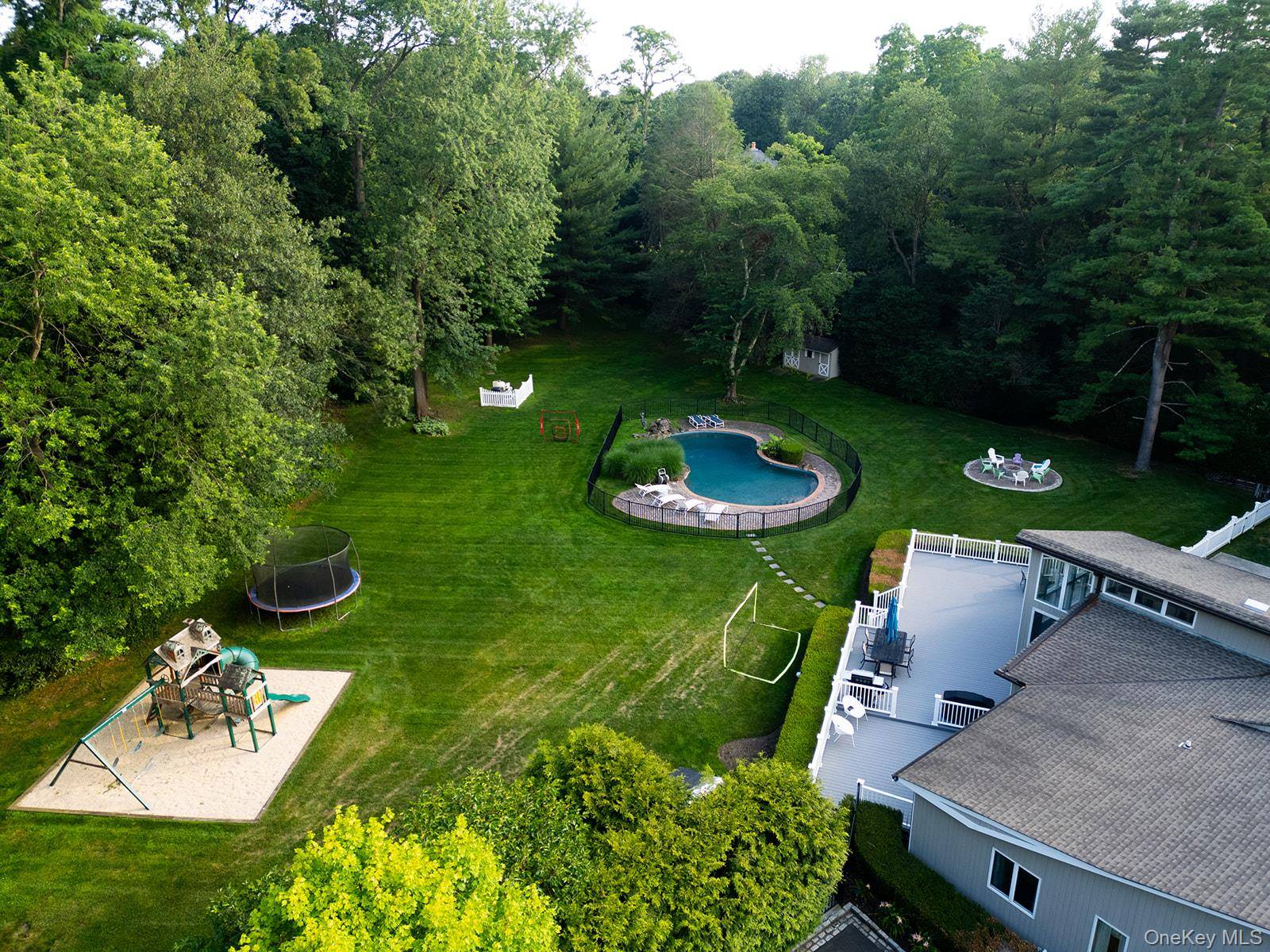 Casa de 4 Dormitorios en Venta en Glen Head, Nueva York, EE. UU. - 2