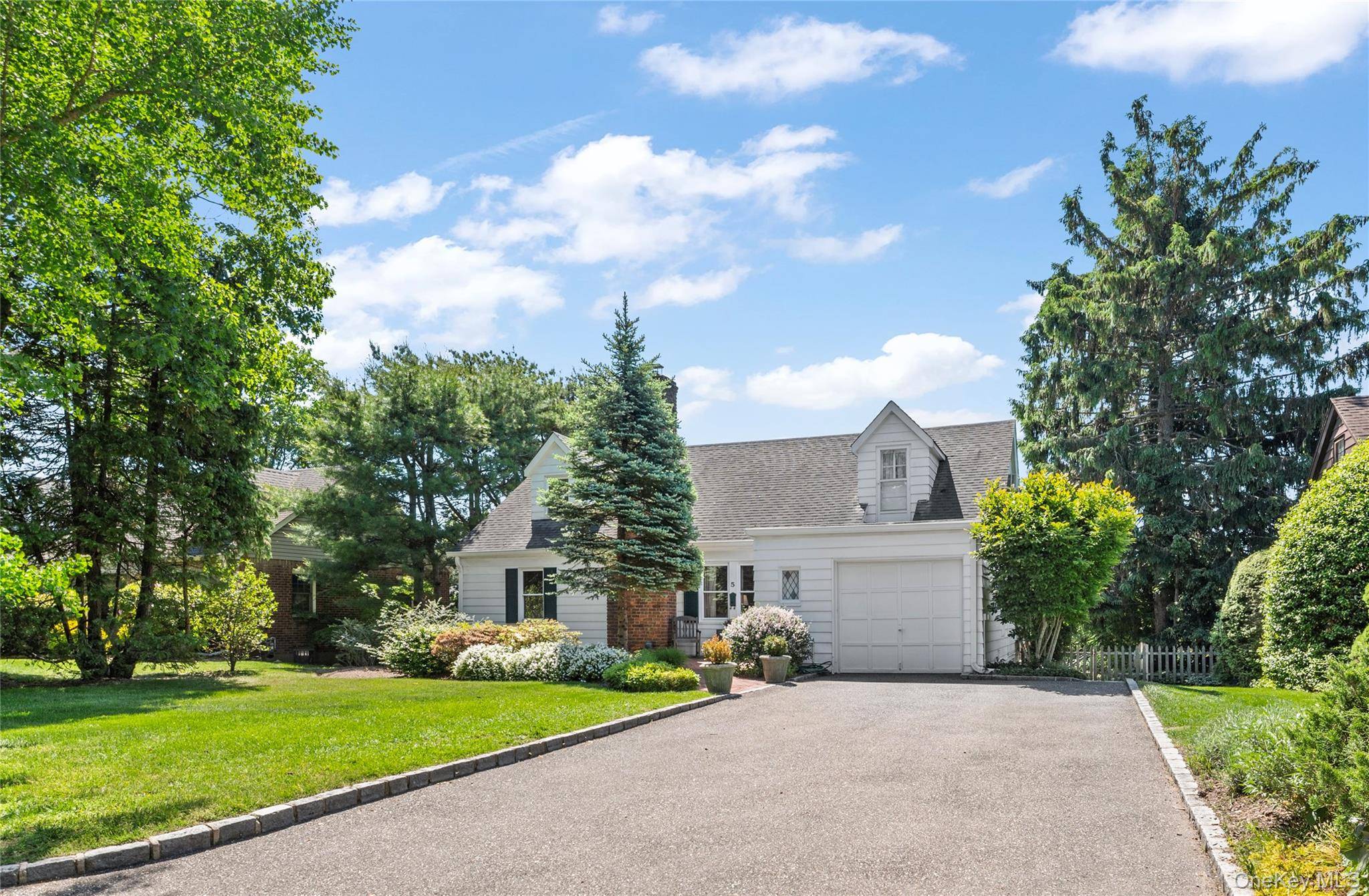 Casa de 4 Dormitorios en Venta en Glen Head, Nueva York, EE. UU. - 1