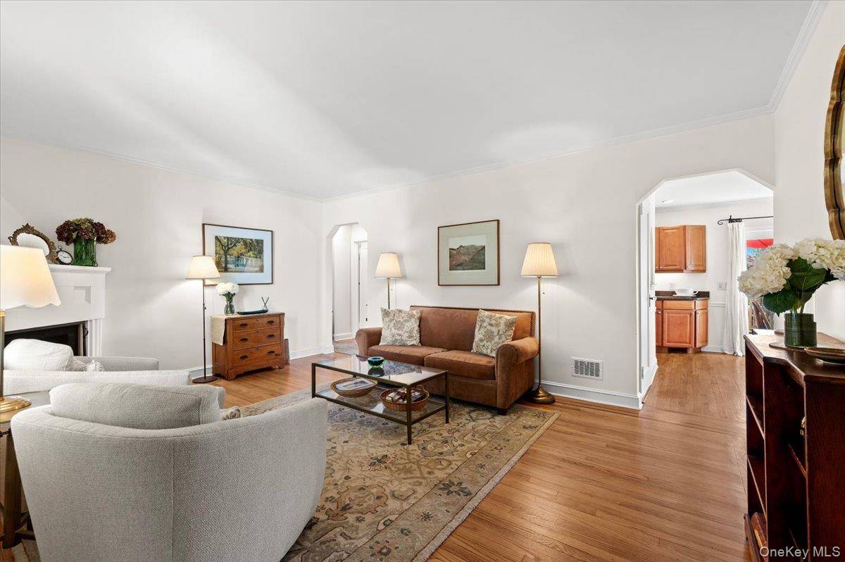Casa de 4 Dormitorios en Venta en Glen Head, Nueva York, EE. UU. - 3
