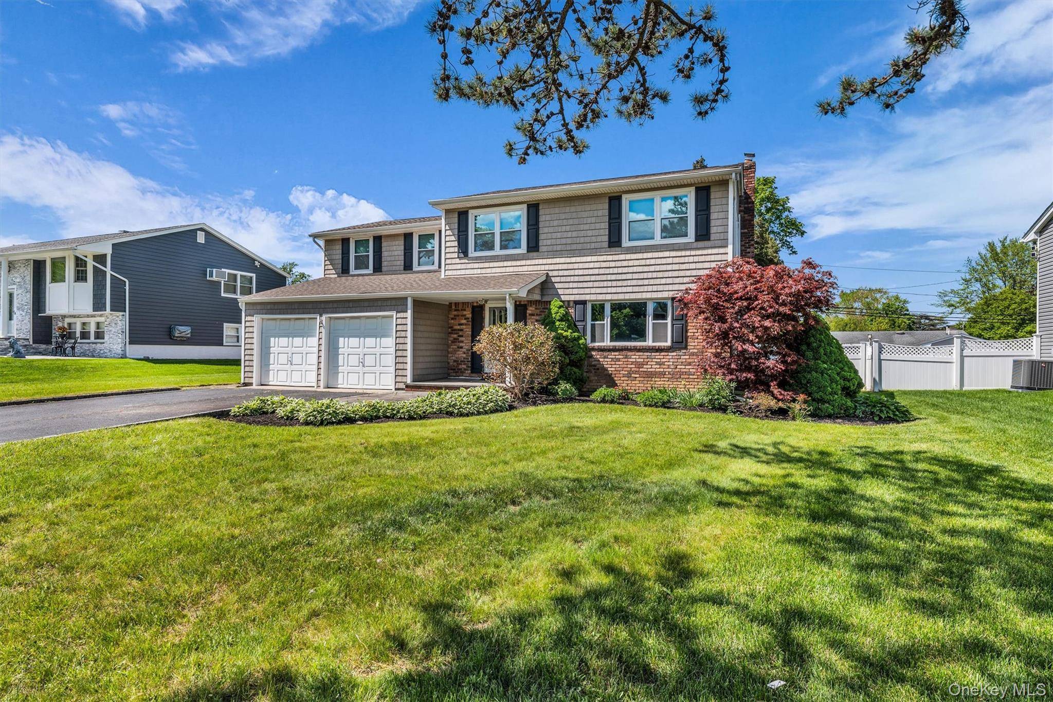Casa de 4 Dormitorios en Venta en Hauppauge - Nueva York - EE. UU. - 1
