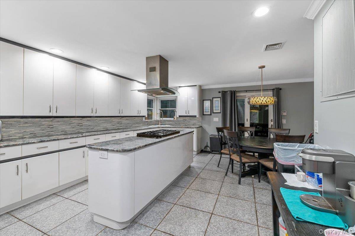 Casa com 4 Quartos à Venda em Hicksville - Nova Iorque - EUA - 8