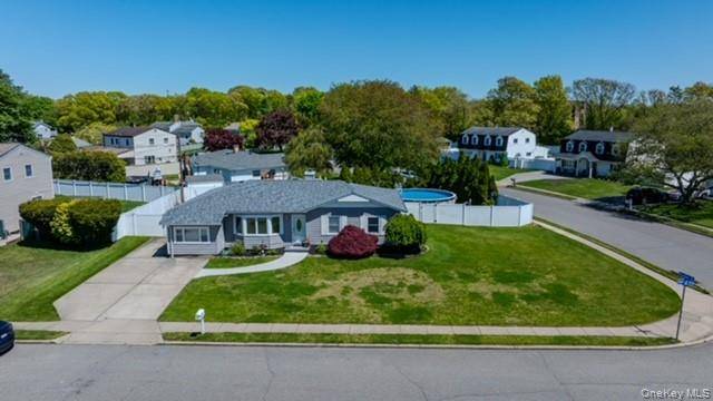 4 Bedroom Home for Sale in Holtsville - New York - USA - 2