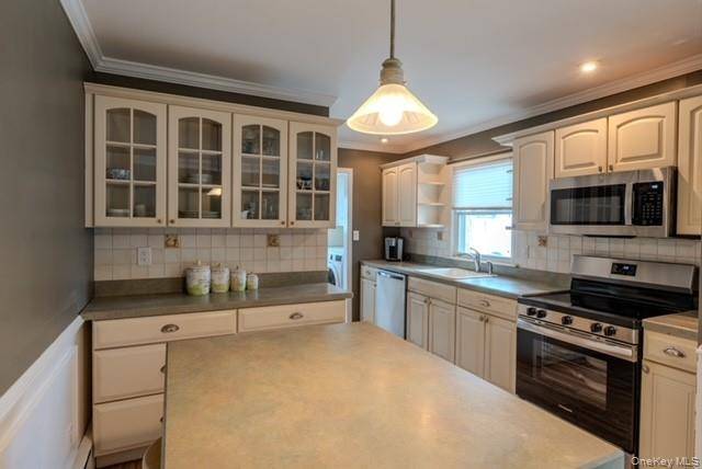4 Bedroom Home for Sale in Holtsville - New York - USA - 6