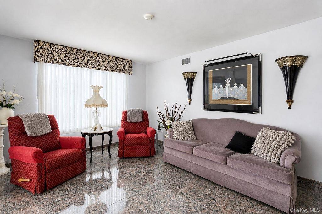 Casa com 4 Quartos à Venda em Howard Beach - Nova Iorque - EUA - 2