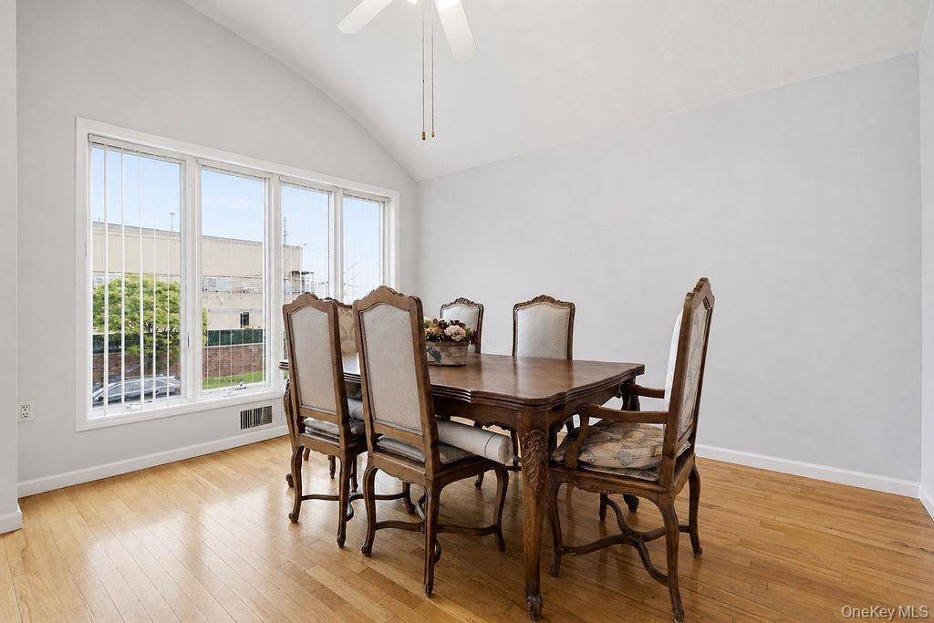 Casa com 4 Quartos à Venda em Howard Beach - Nova Iorque - EUA - 3