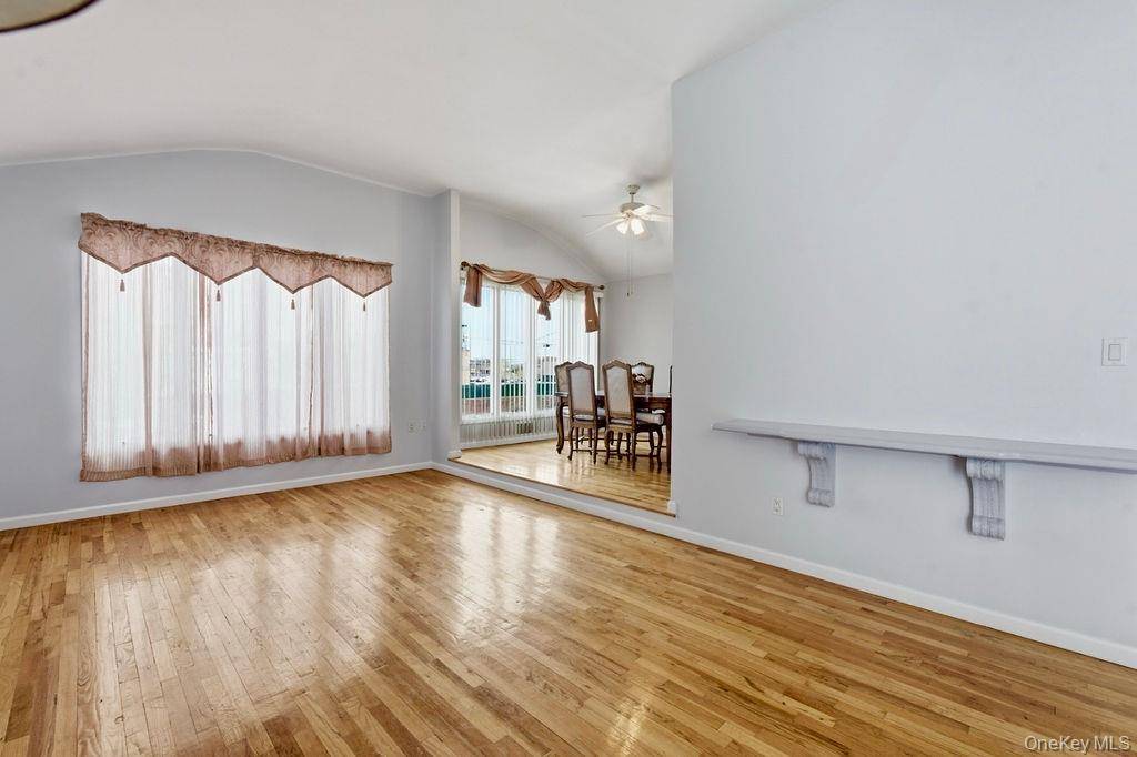 Casa com 4 Quartos à Venda em Howard Beach - Nova Iorque - EUA - 8