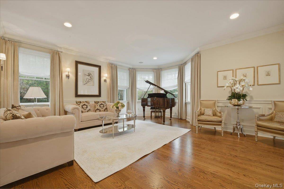 4 Bedroom Home for Sale in Huntington - New York - USA - 8