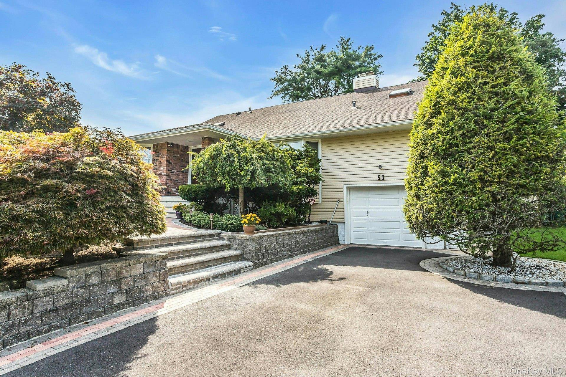 4 Bedroom Home for Sale in Jericho - New York - USA - 2