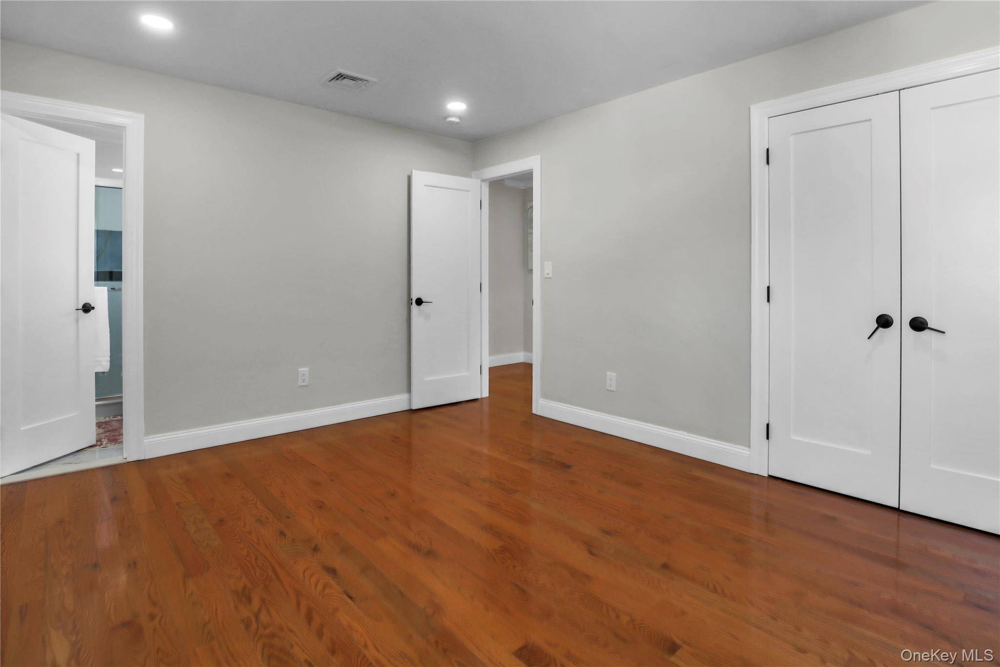 4 Bedroom Home for Sale in Jericho - New York - USA - 7