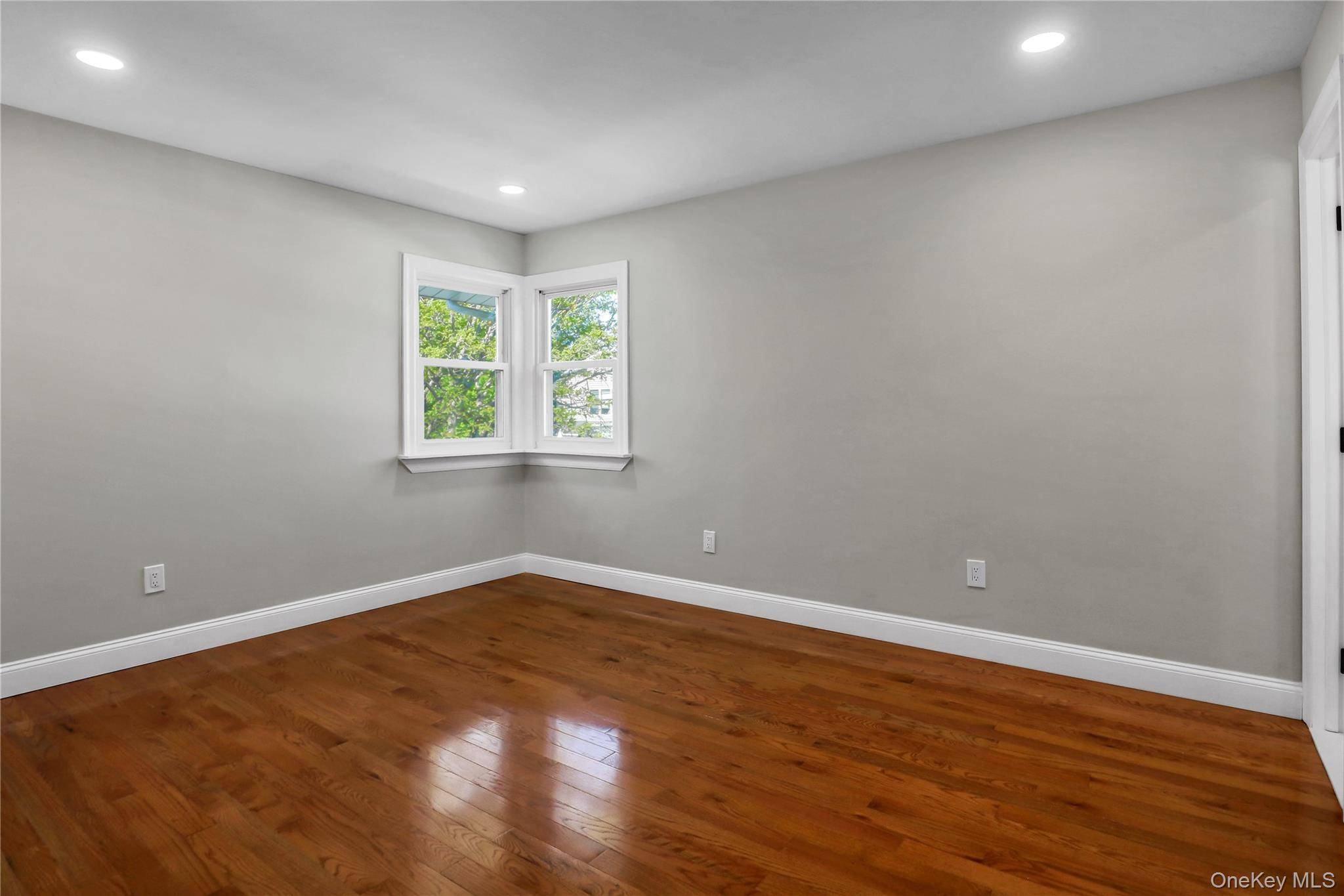 4 Bedroom Home for Sale in Jericho - New York - USA - 8