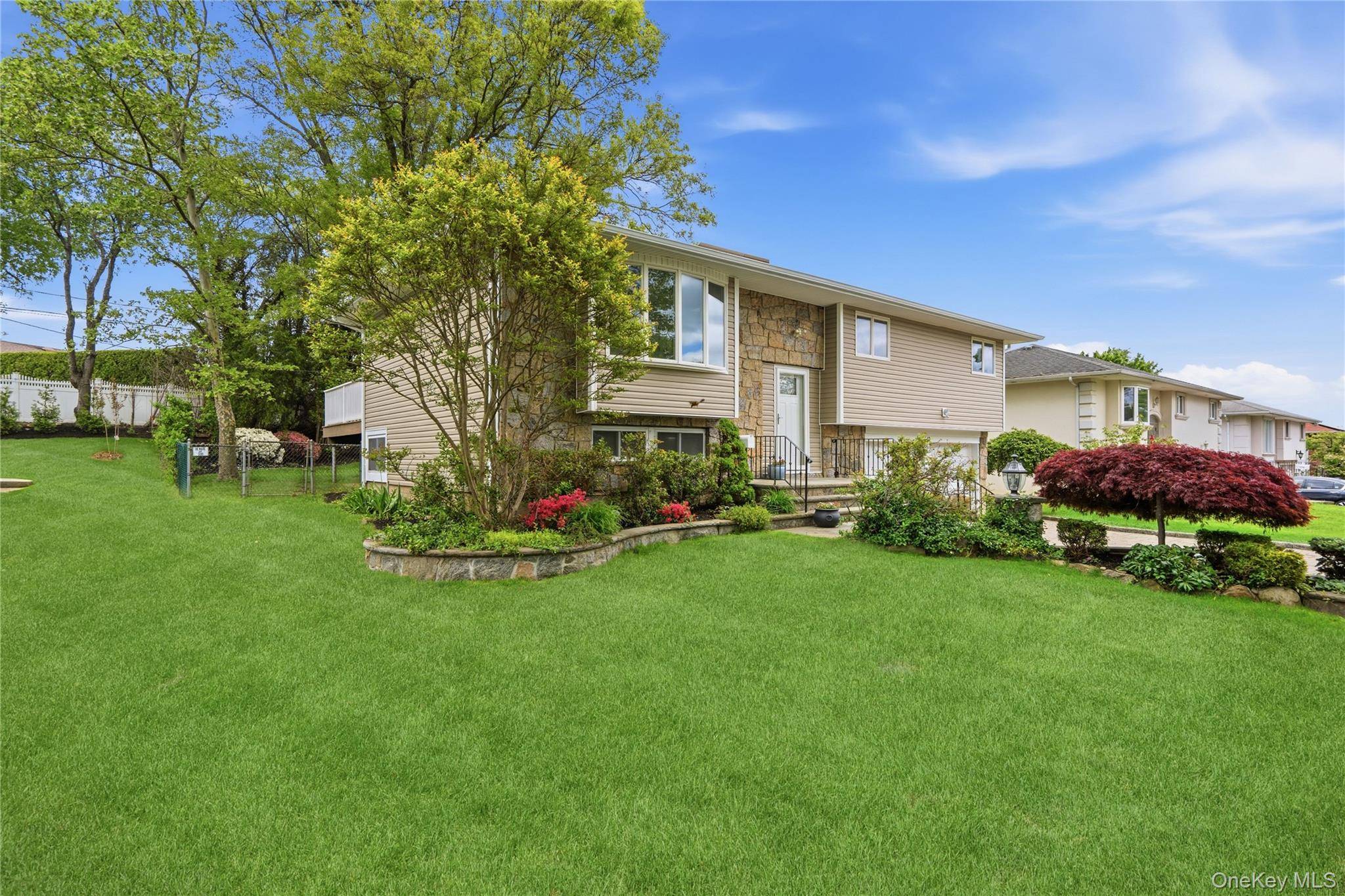 4 Bedroom Home for Sale in Jericho - New York - USA - 2