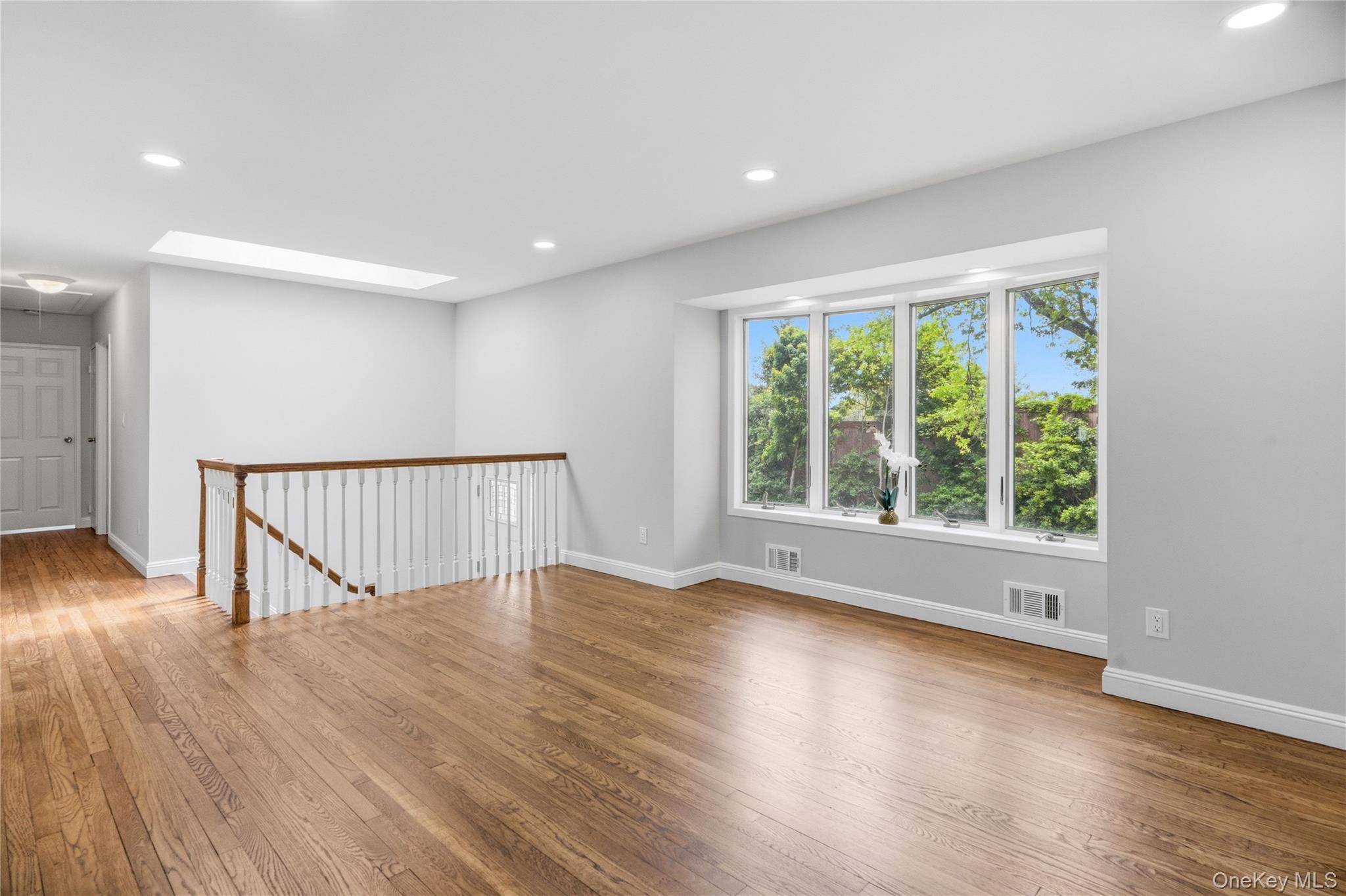 4 Bedroom Home for Sale in Jericho - New York - USA - 7