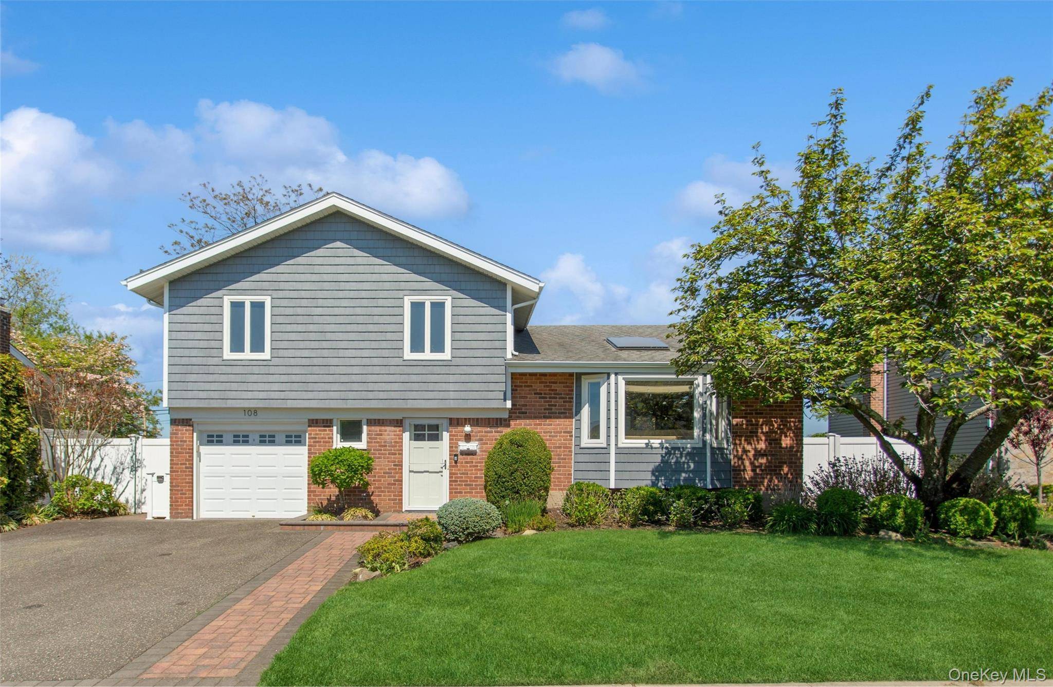 4 Bedroom Home for Sale in Jericho - New York - USA - 1