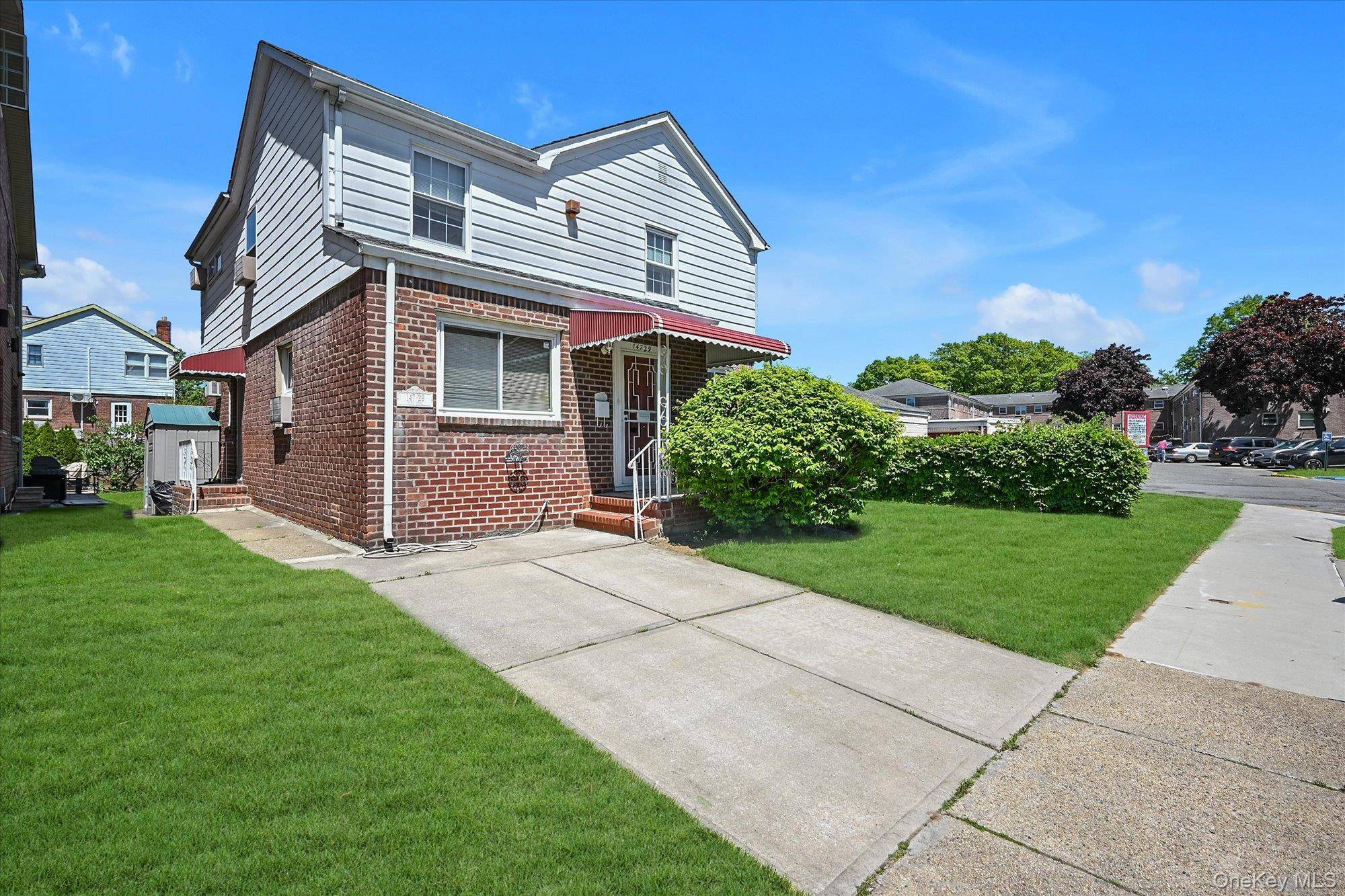 Casa com 4 Quartos à Venda em Kew Garden Hills - Nova Iorque - EUA - 1