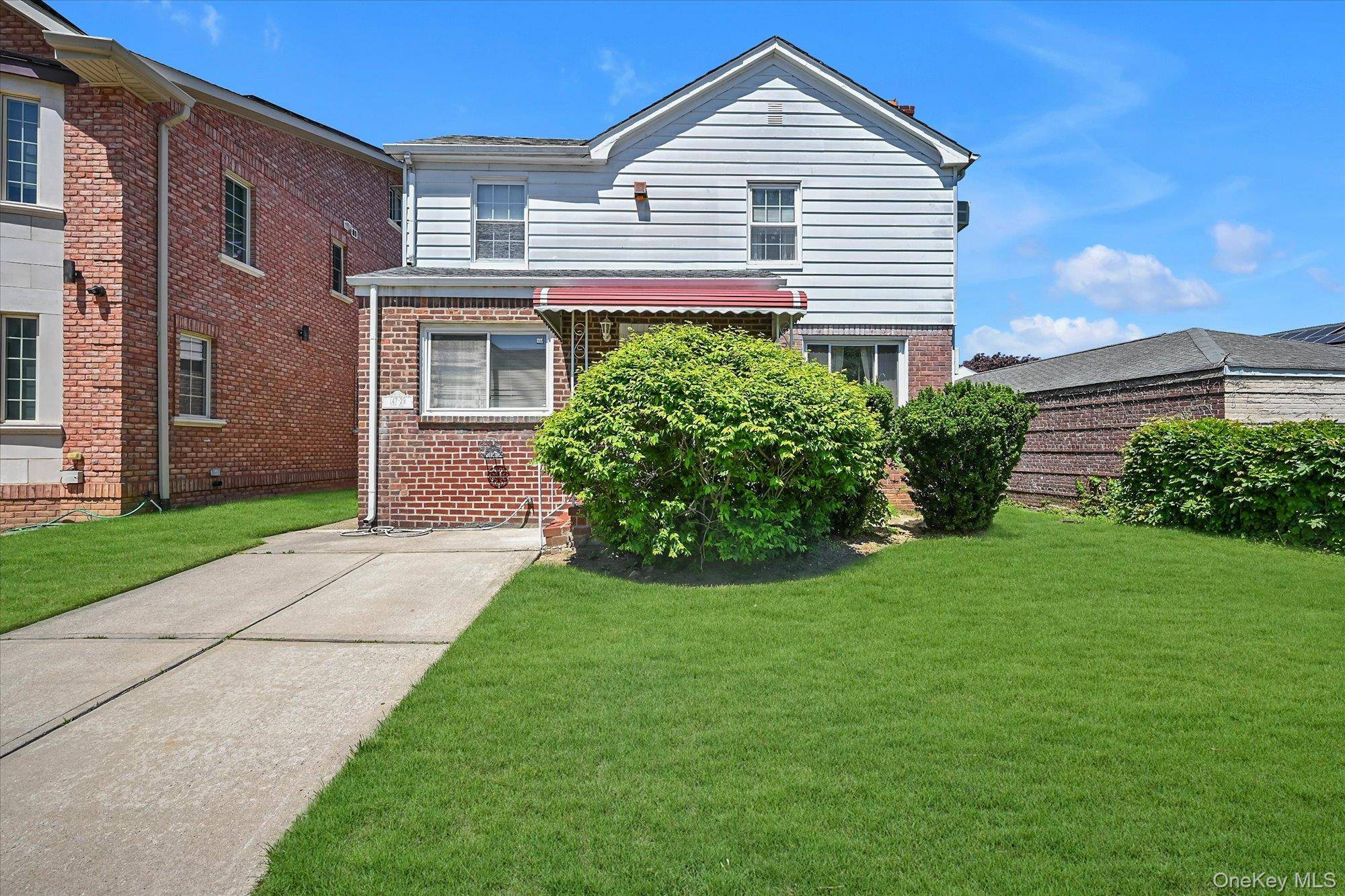 Casa com 4 Quartos à Venda em Kew Garden Hills - Nova Iorque - EUA - 2