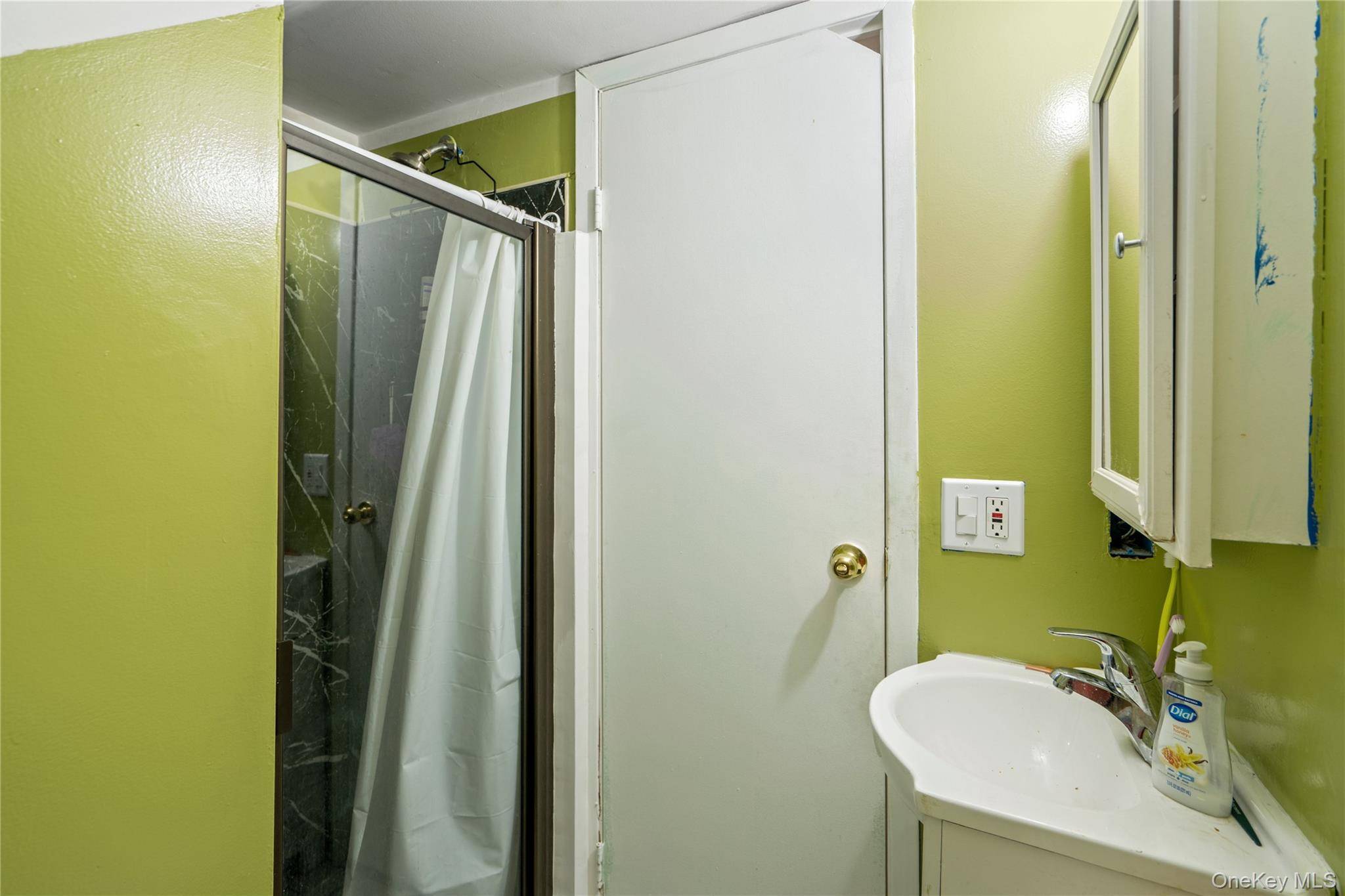 Maison de 4 Chambres à Vendre à Lake Ronkonkoma, New York, États-Unis - 6