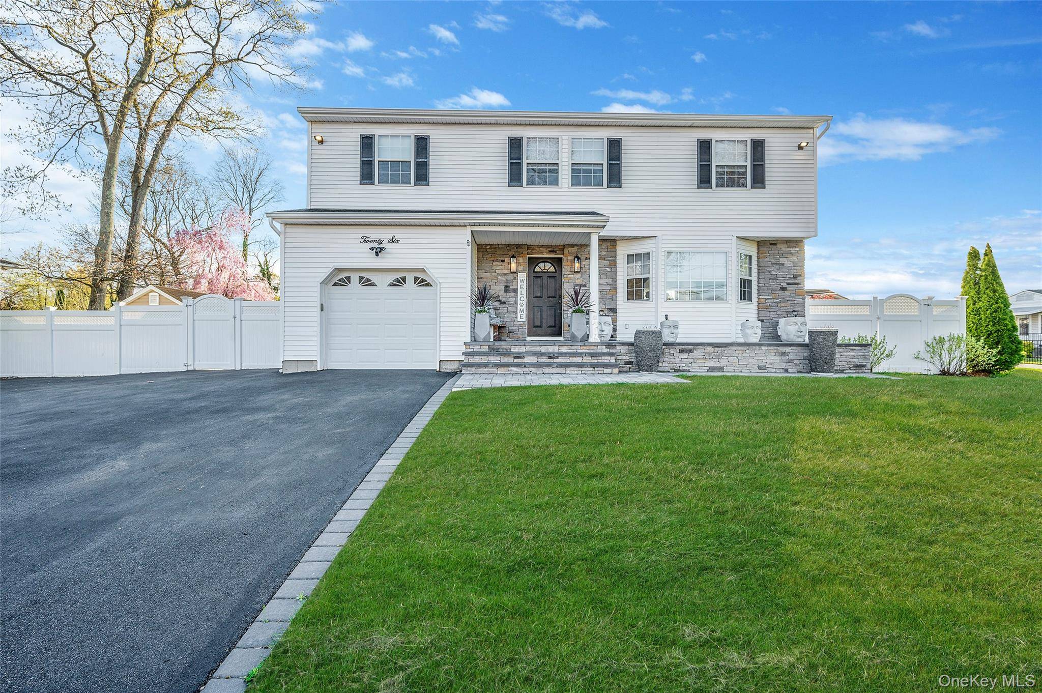Maison de 4 Chambres à Vendre à Lake Ronkonkoma, New York, États-Unis - 1