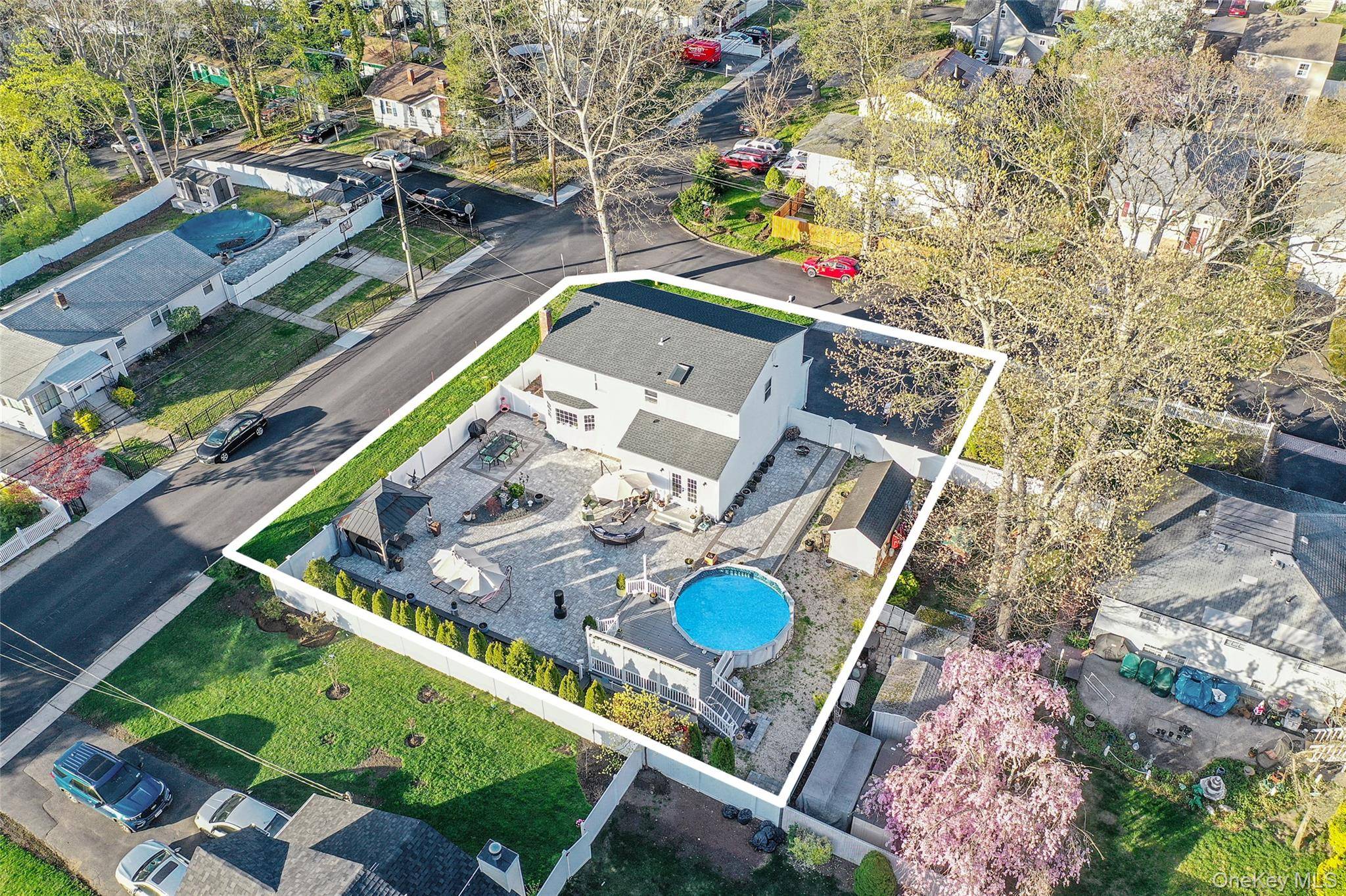 Maison de 4 Chambres à Vendre à Lake Ronkonkoma, New York, États-Unis - 2