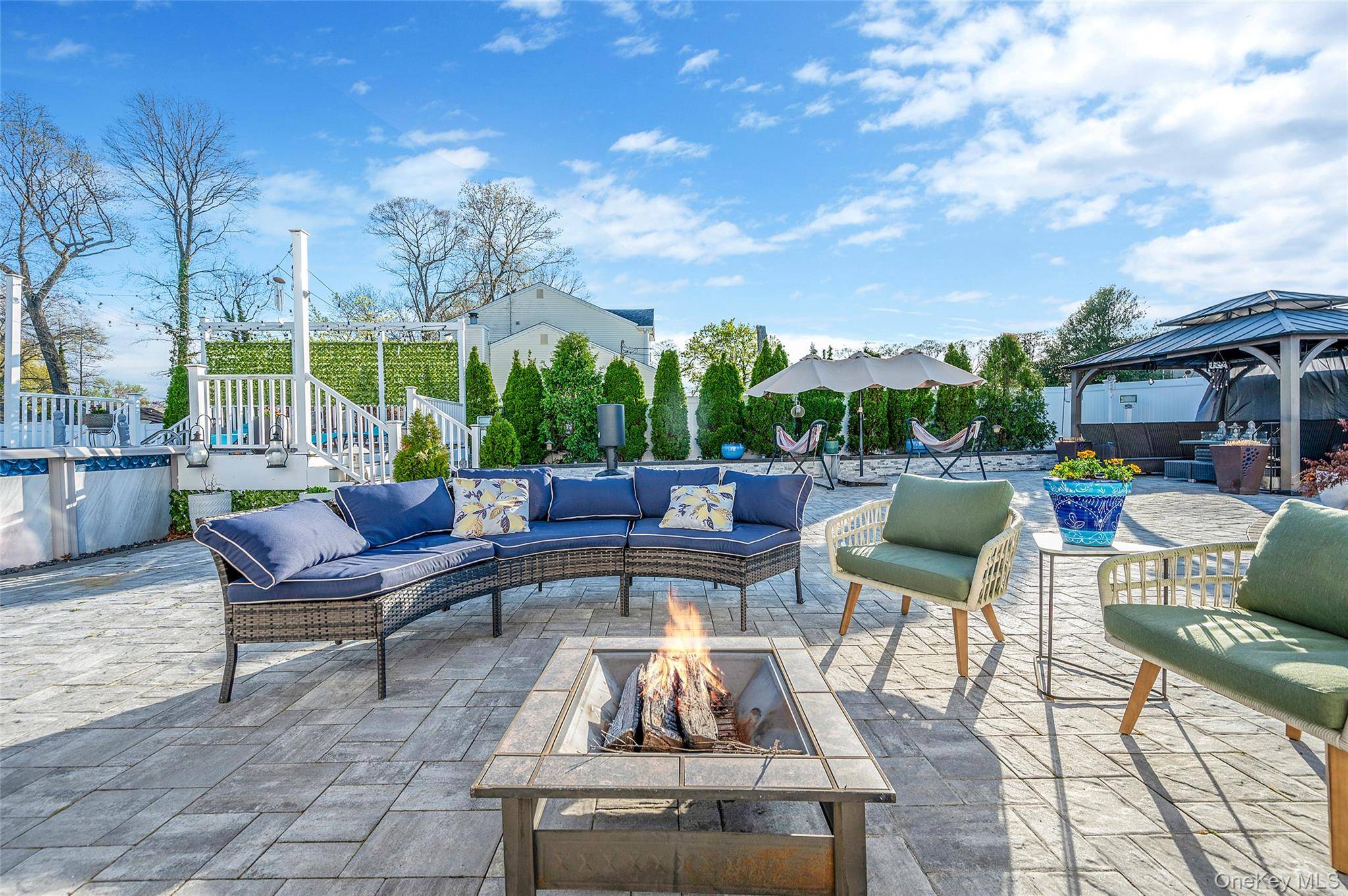 Maison de 4 Chambres à Vendre à Lake Ronkonkoma, New York, États-Unis - 3
