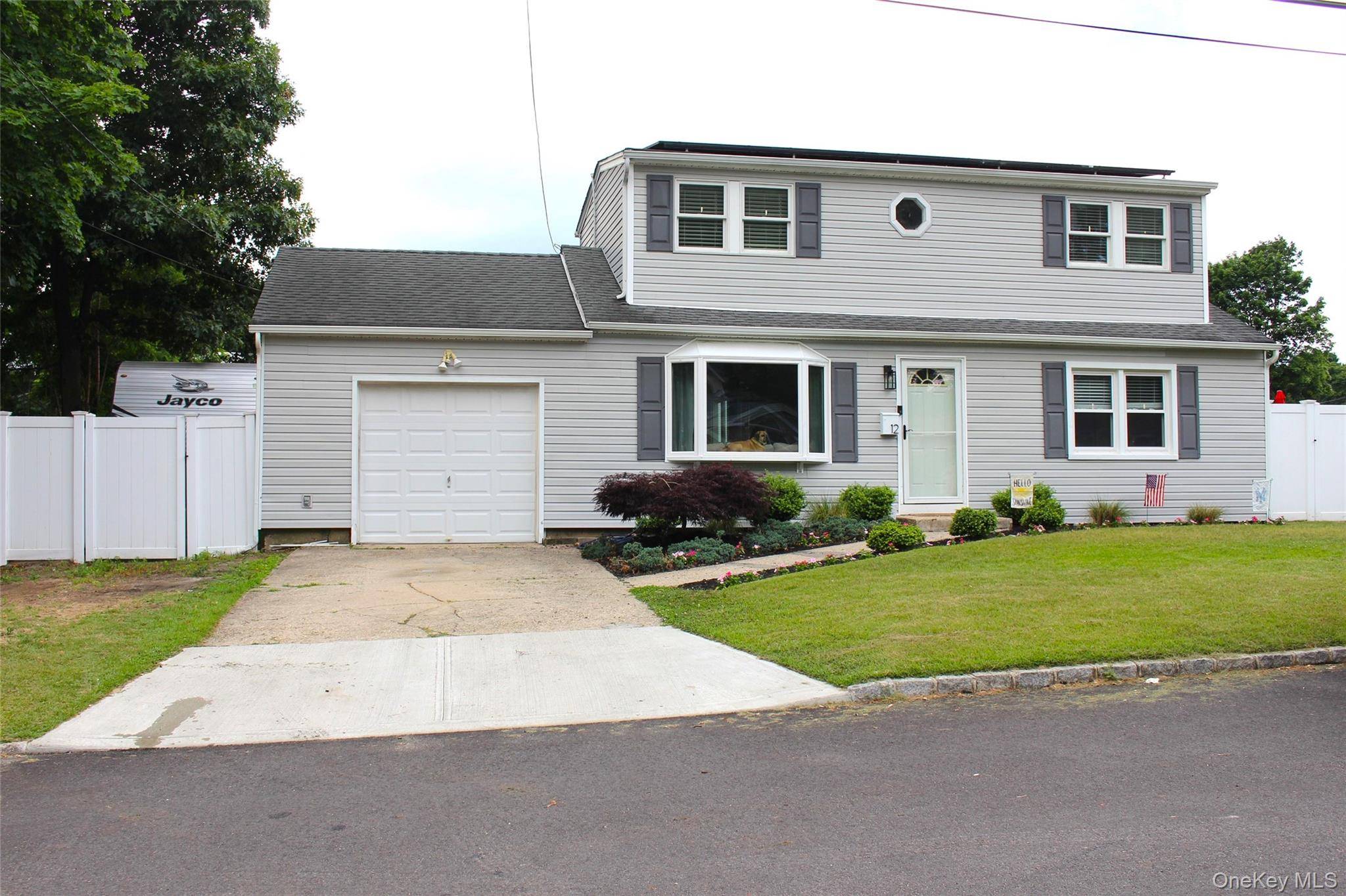 Maison de 4 Chambres à Vendre à Lake Ronkonkoma, New York, États-Unis - 1
