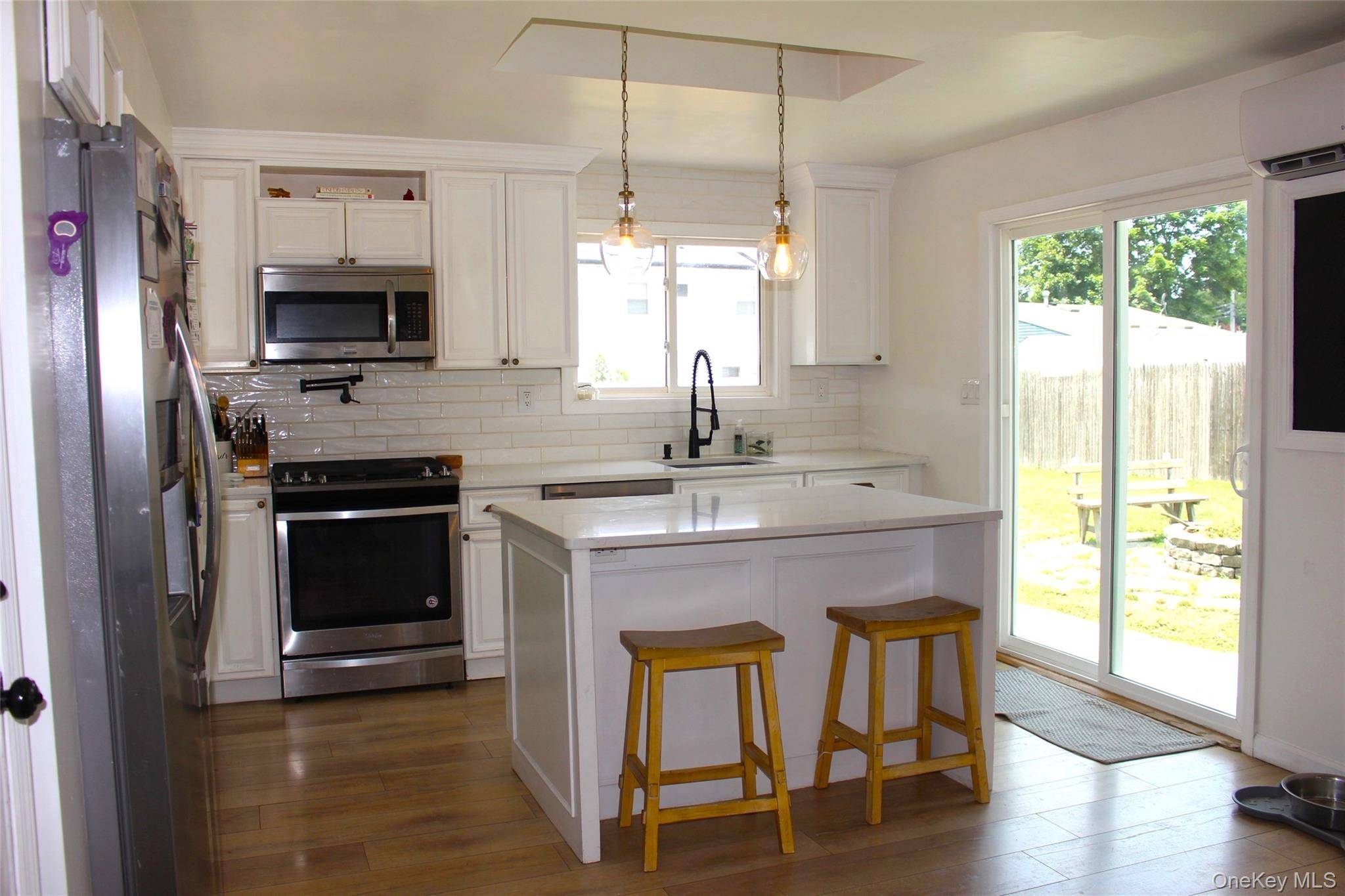 Maison de 4 Chambres à Vendre à Lake Ronkonkoma, New York, États-Unis - 3