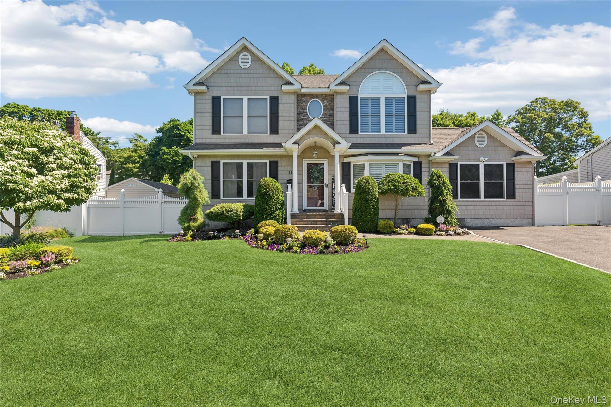 Maison de 4 Chambres à Vendre à Lake Ronkonkoma, New York, États-Unis - 1