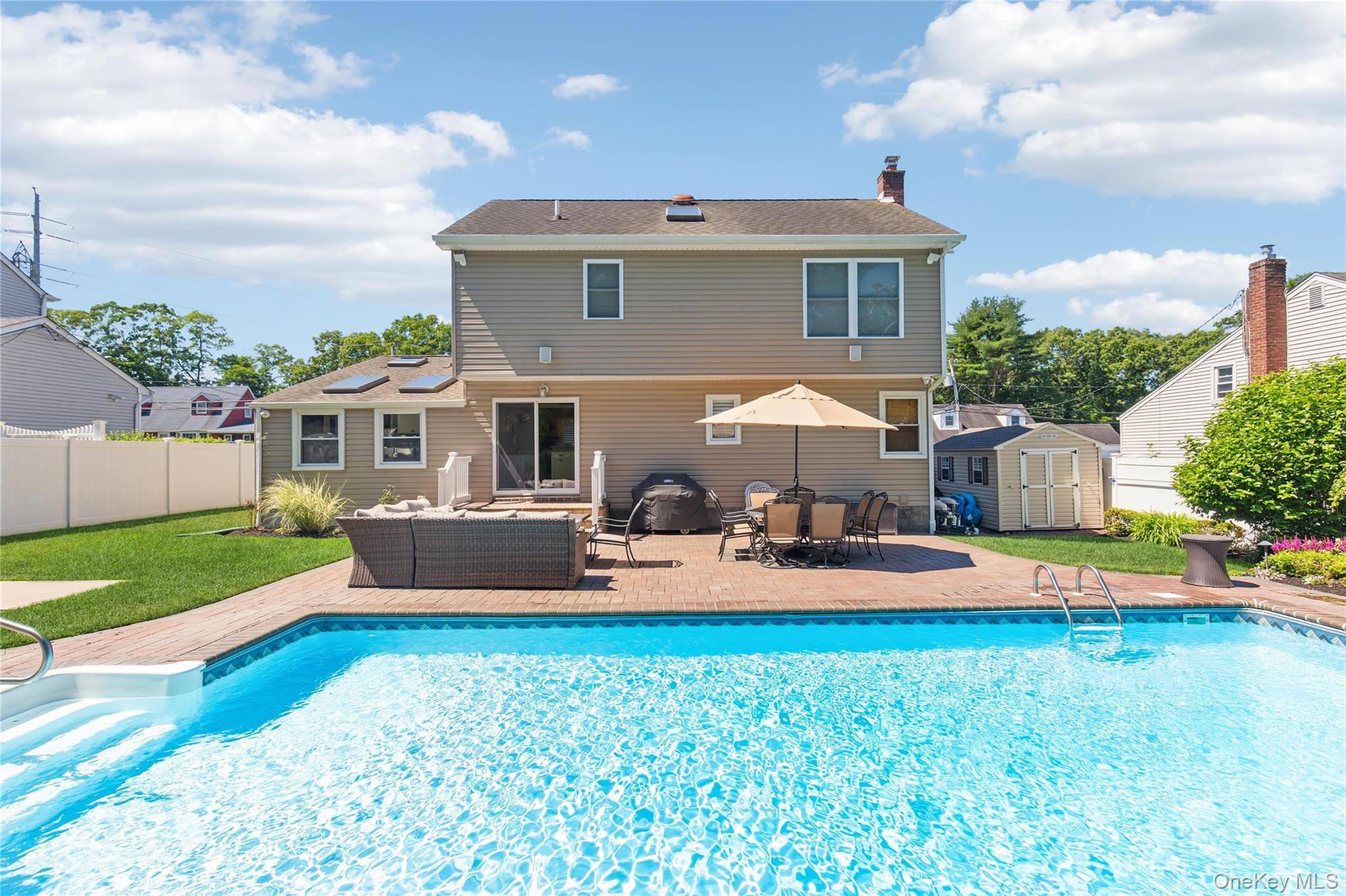 Maison de 4 Chambres à Vendre à Lake Ronkonkoma, New York, États-Unis - 2